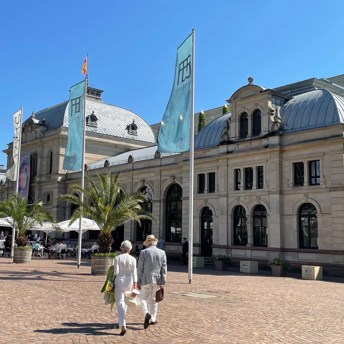 【旅先での出会いを楽しむ】