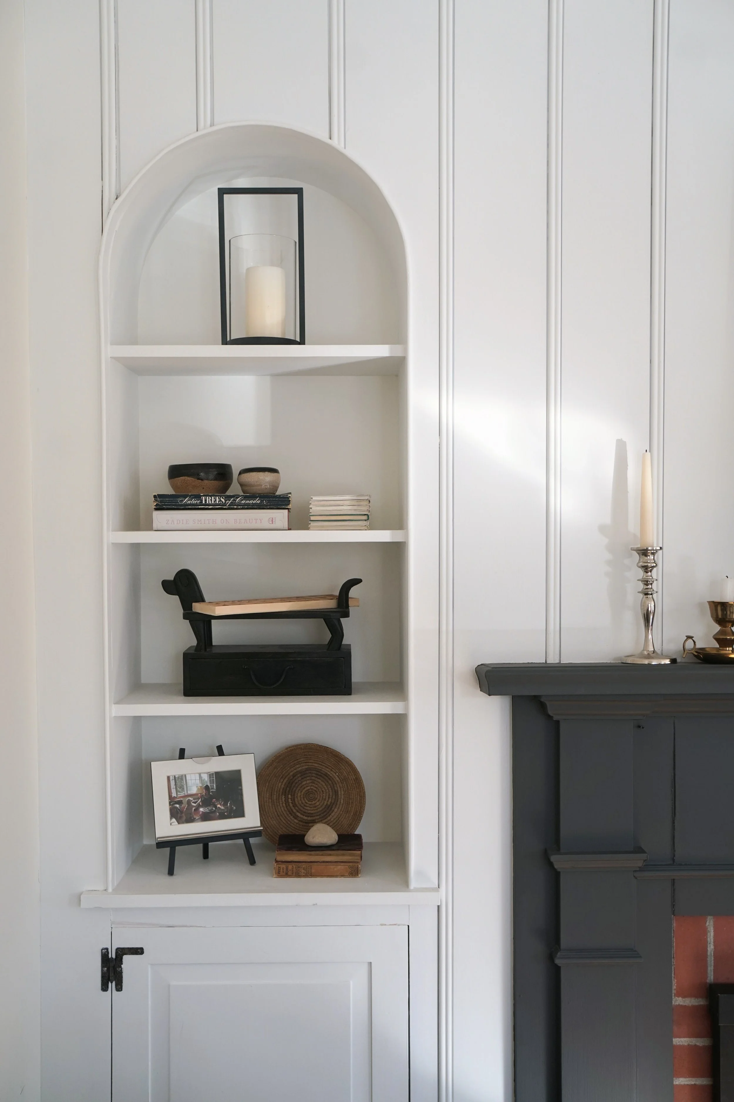 Fireplace and small arch built-in styling, dark gray mantle - Cheryl Lee Interiors