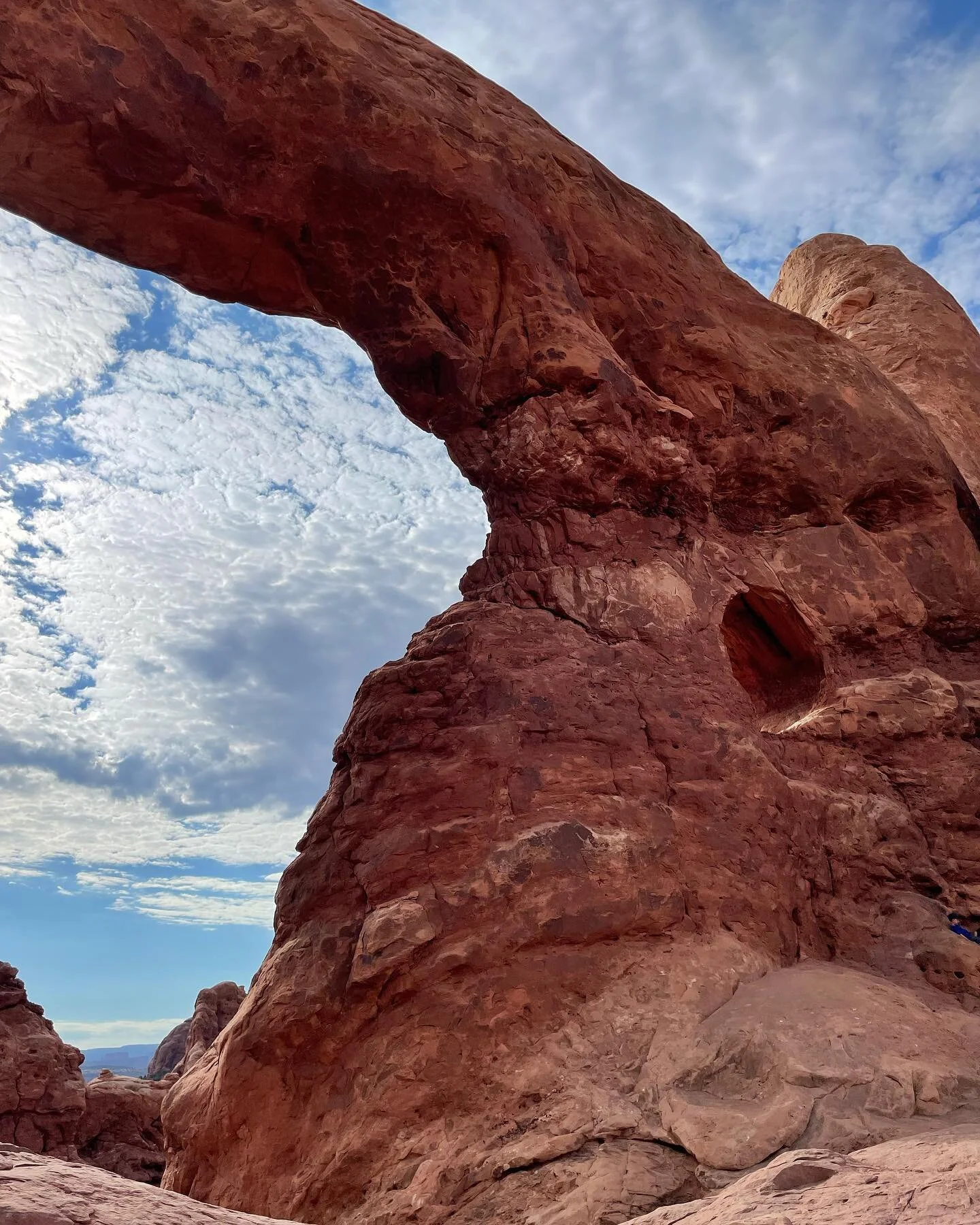 Our latest adventure brought us to Moab! We made a point to get to @archesnps early in the morning (for us evening oriented people) and were not disappointed. There were still plenty of people about, however a handful of the photos we took made it lo