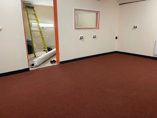 Carpet, skirting board & Glass - finishing touches