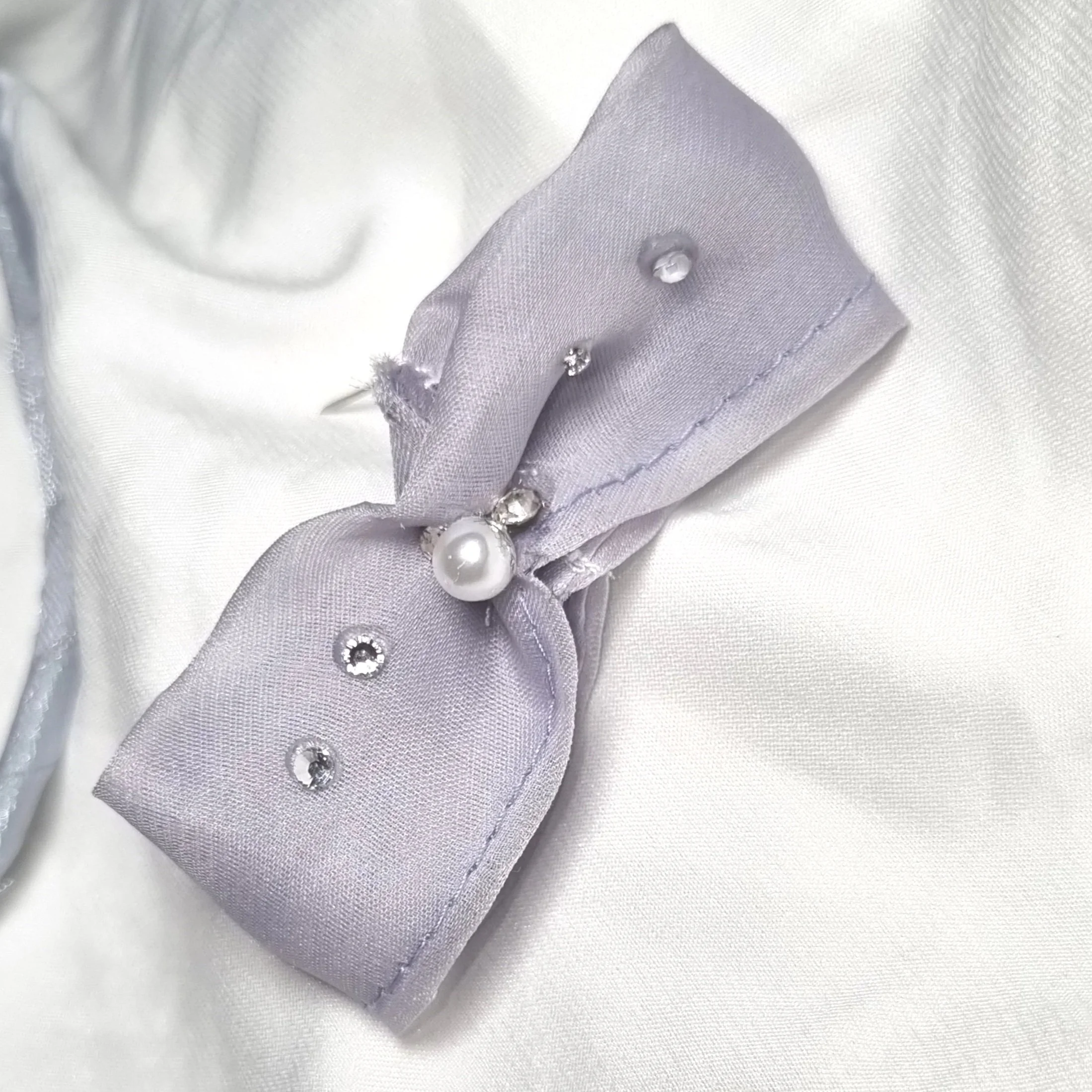 Flower & white pearl broach with diamante accent