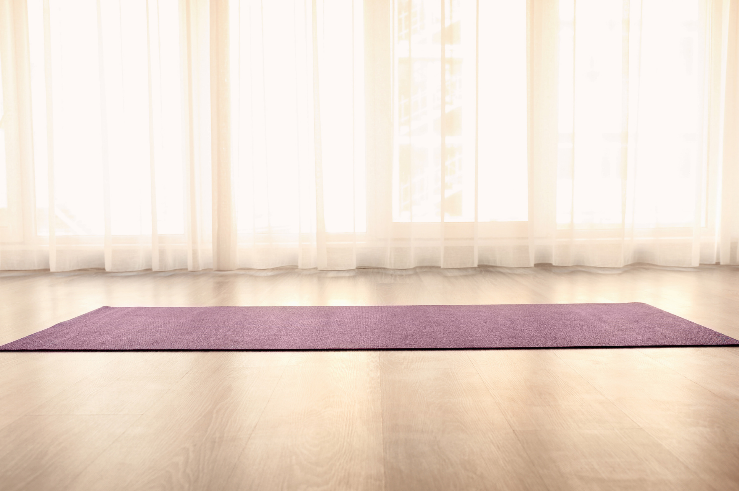 Ausgebreitete Yogamatte in einem Raum mit hellen und warmen Licht