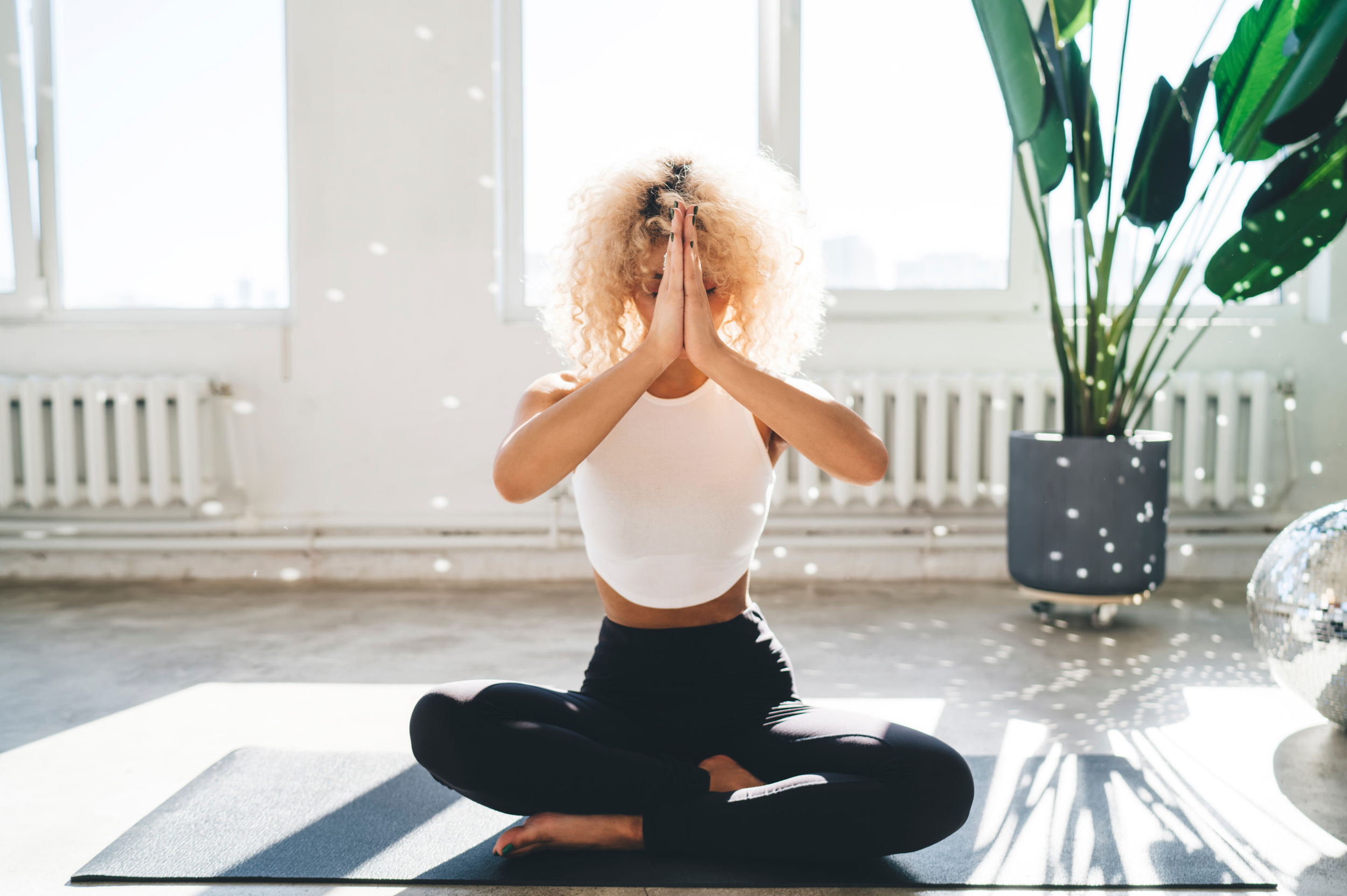 Yoga gegen Stress: Wie du mit Atmung und Bewegung wieder zur Ruhe findest