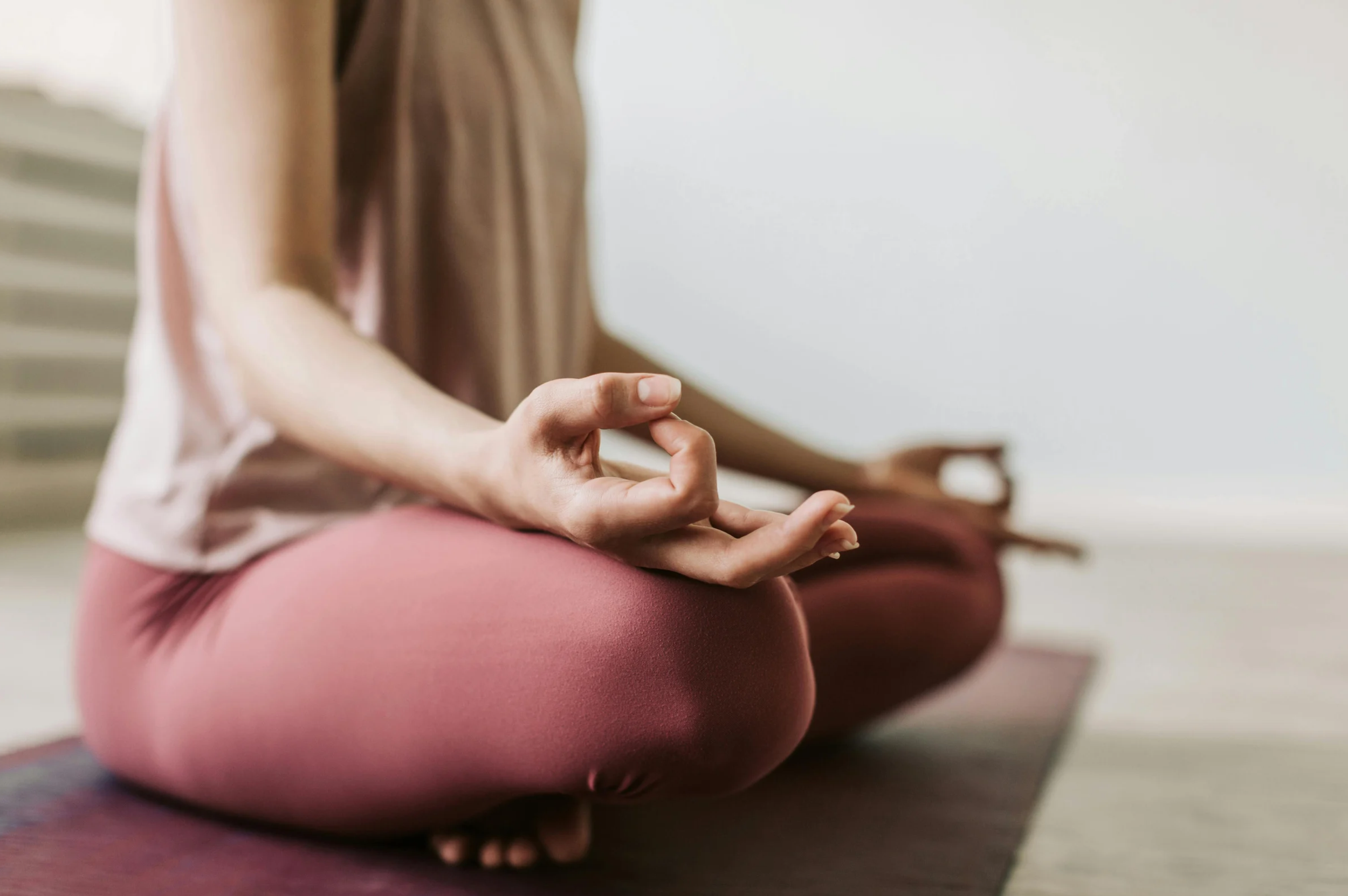 Mama bei einer ruhigen Me-Time-Auszeit mit Tee und Yogamatte in warmen Naturtönen.