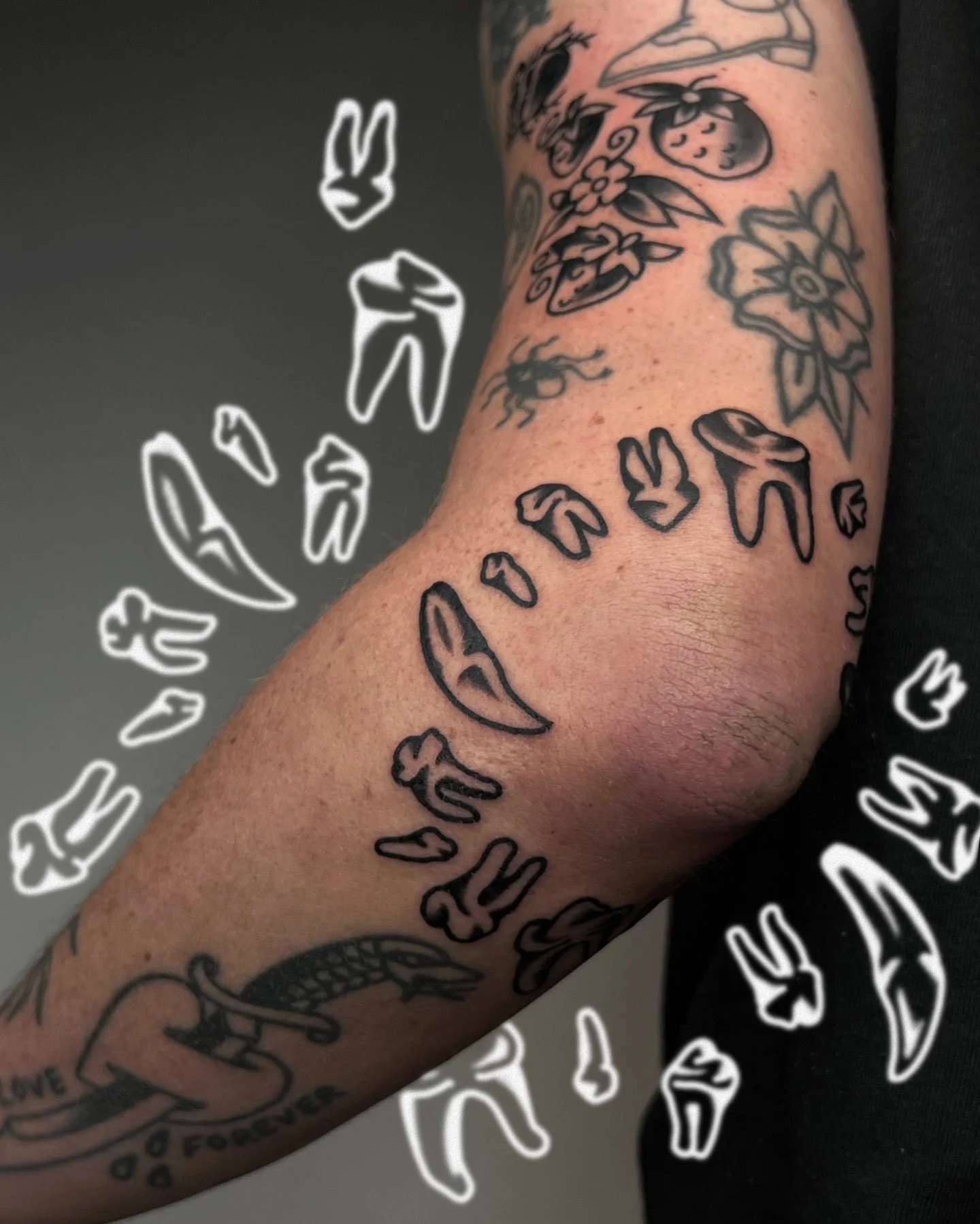 set of wolf teeth around the elbow, snoopy heart, rosie parrots, little beetle and freehand strawberries 🍓 all made in a day session for the cool and tough @jessicarayuk 🐧 joining plenty healed bits from me including the fingers and hands! 

my 202