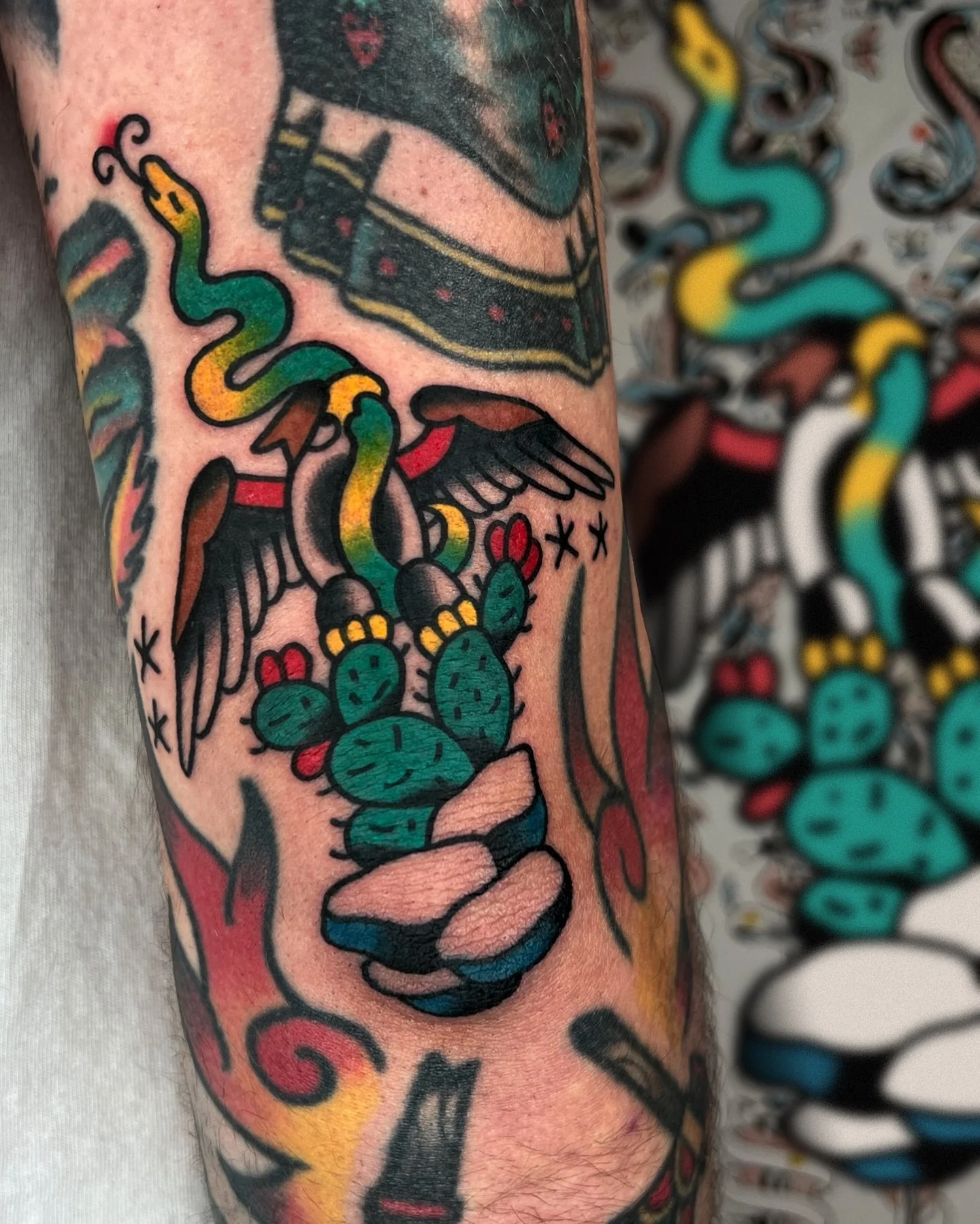 slapped this funky eagle and snake combo right in the middle of @sirdombledore 's elbow as part of a day session to fill gaps on his arm! as well as a folky bat skull in the ditch, a tiger claw and a para-snooper! 

found the snoopy guy while searchi