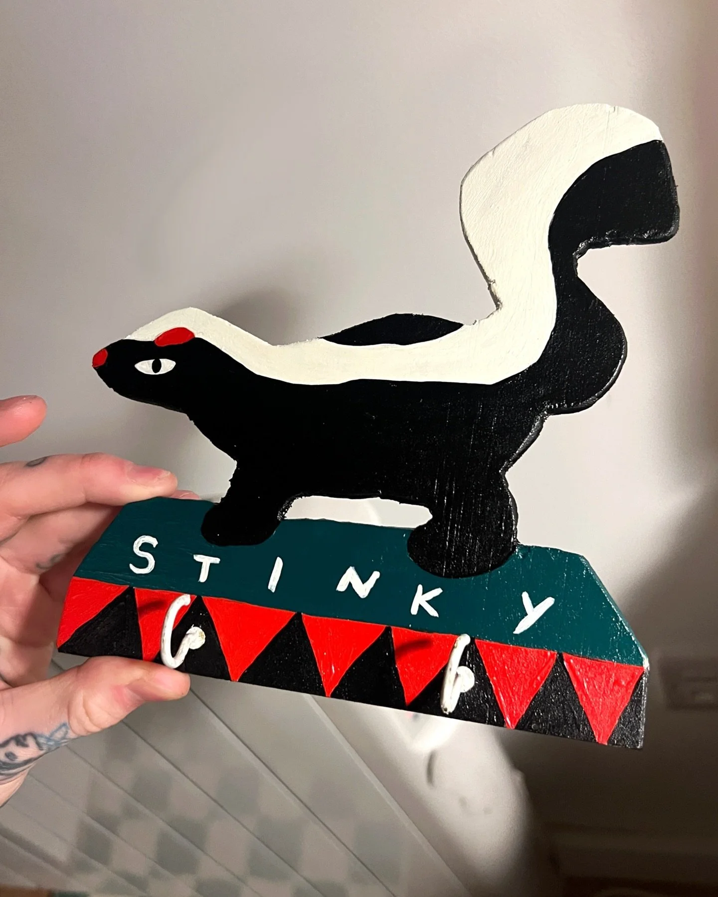 STINKY 🦨 

something a little different, a key hook i made for my brother and his partner for Christmas 🎄 cut by hand out of wood using probably poorly suited tools 🐀 was a lot of fun, will be making more whenever time allows 

i work in BRIGHTON 