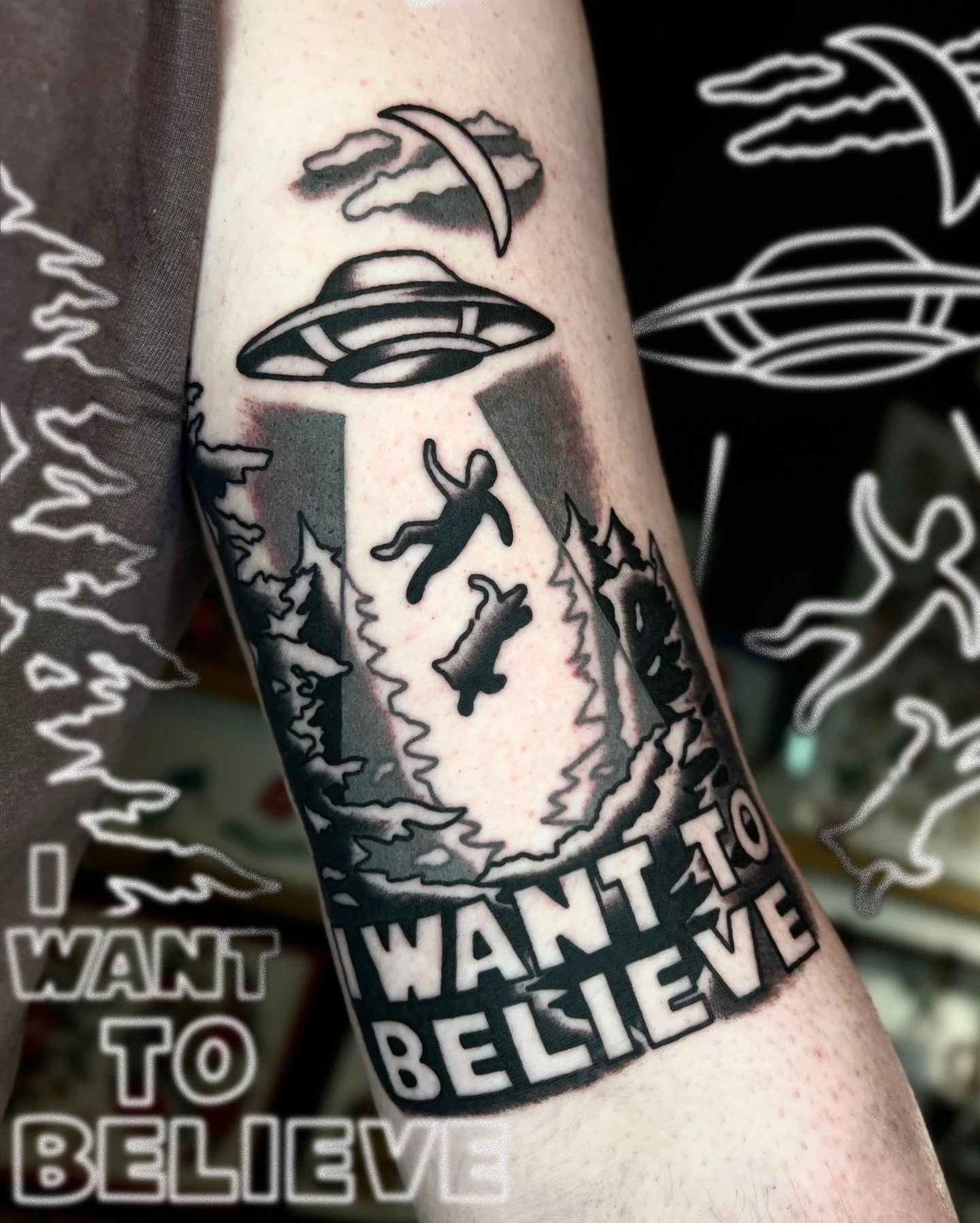 custom scene of my client and their late cat being beamed up into space 🛸  this was so fun! 

i work in BRIGHTON @goodcompany.tattoo and my books are open! 

catch me at @brightontattoocon at the end of this month for tattoos and merch !! 

to BOOK 