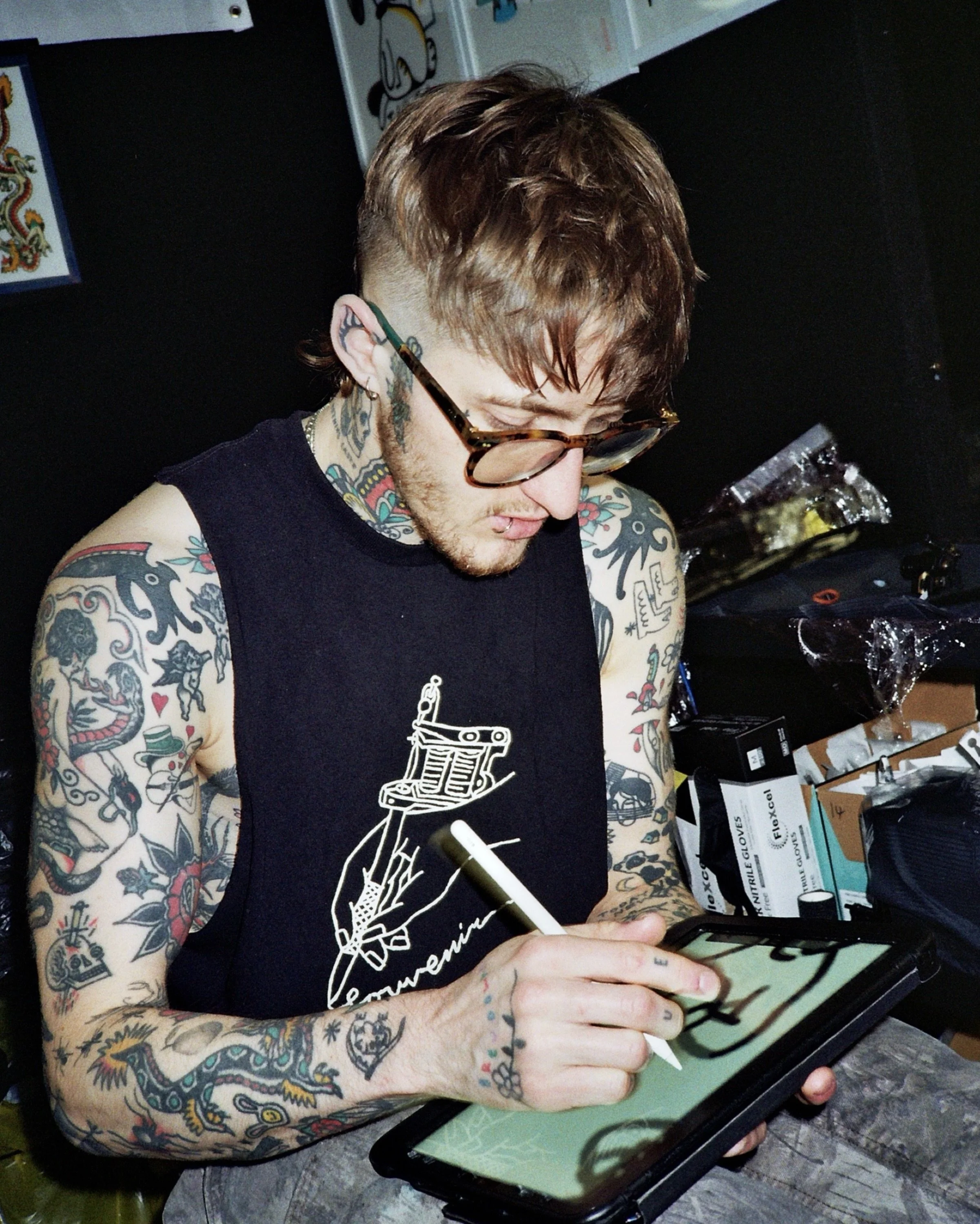 photo of me at work at the last @brightontattoocon 🐀 + some cool flash that id love to tattoo on some nice humans (like you!!) 

i work in BRIGHTON @goodcompany.tattoo and my books are open! ⭐️ 

to BOOK A TATTOO use the link in my bio for my websit