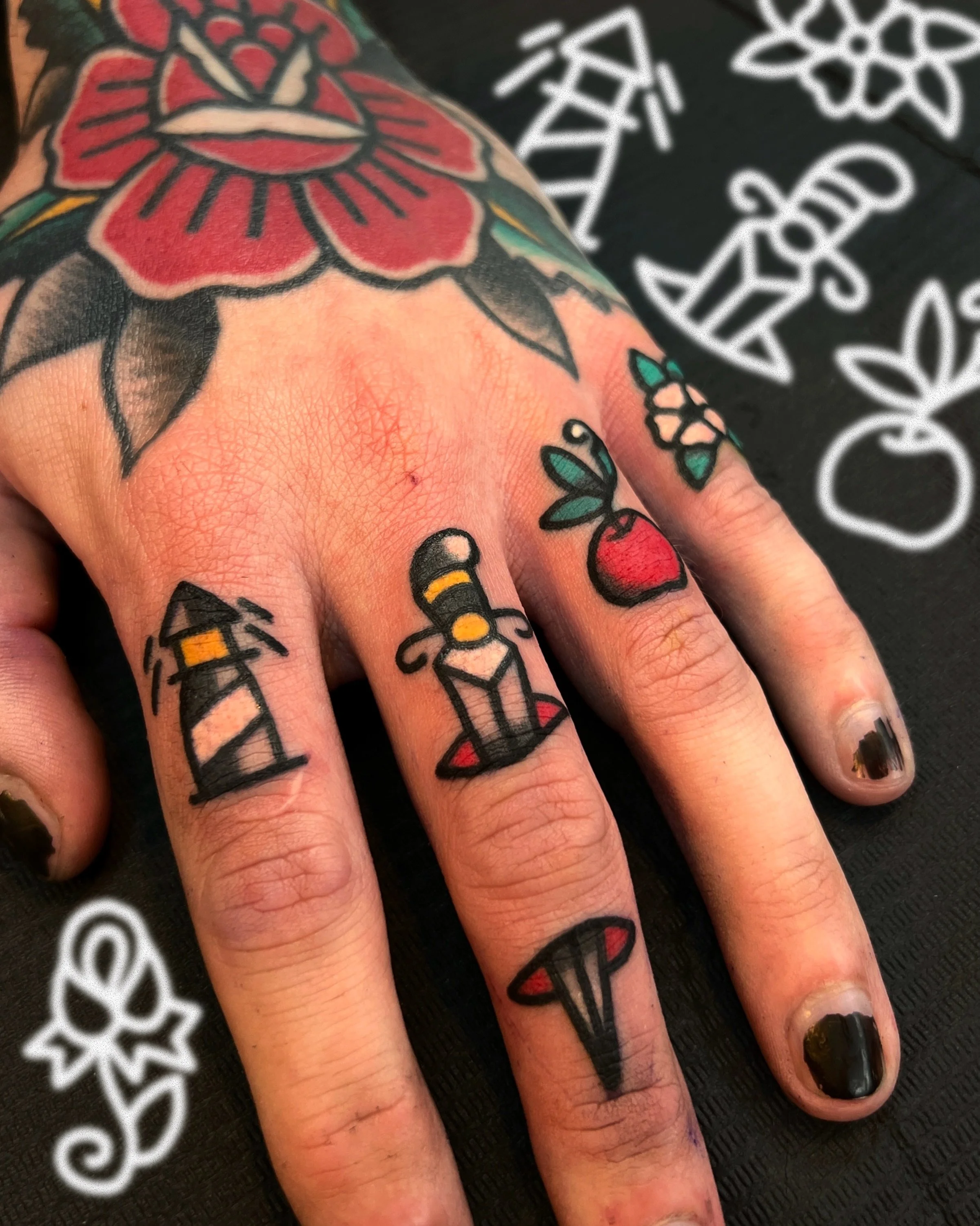 🌹TRADITIONAL FINGER TATTOOS🌹

super pleased with these finger (+ thumb) tattoos, to compliment a beautiful hand piece by @johnwashingtontattoo 🌟 id love to do more, swipe for some ideas!

i work in BRIGHTON @goodcompany.tattoo and my books are ope
