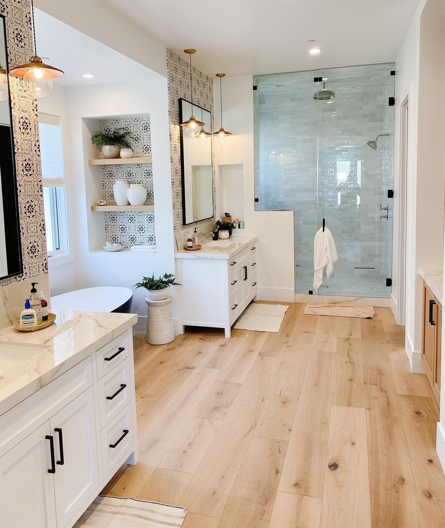 Love these double vanities and yes that&rsquo;s a black tub! 

#bathroomdesign #bathroomremodel #homedecor #newbuild #construction #northtustin #interiordesign #bath #bathroomdecor #interiors