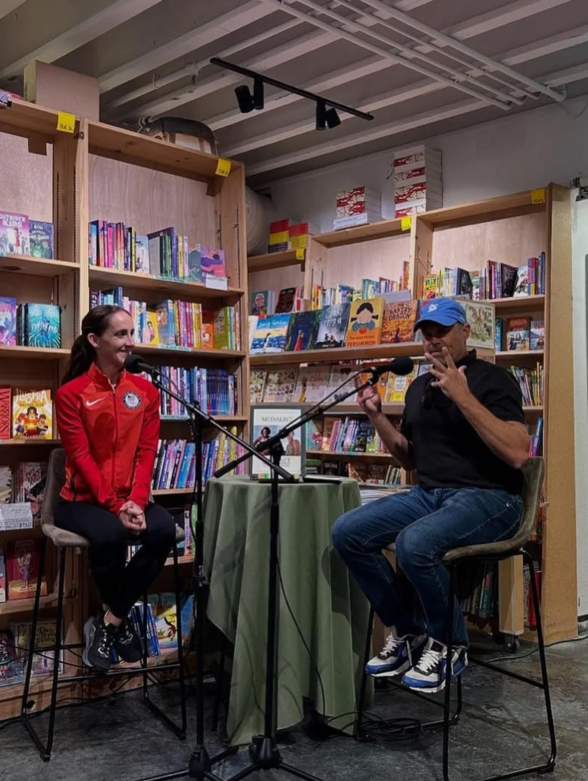 Such a fun morning with our Run Club SF crew at Green Apple Books 🍏📚
Running, good company, and a little book shopping what could be better?
Thanks to Green Apple for welcoming our runners with a special discount and for supporting our love of move