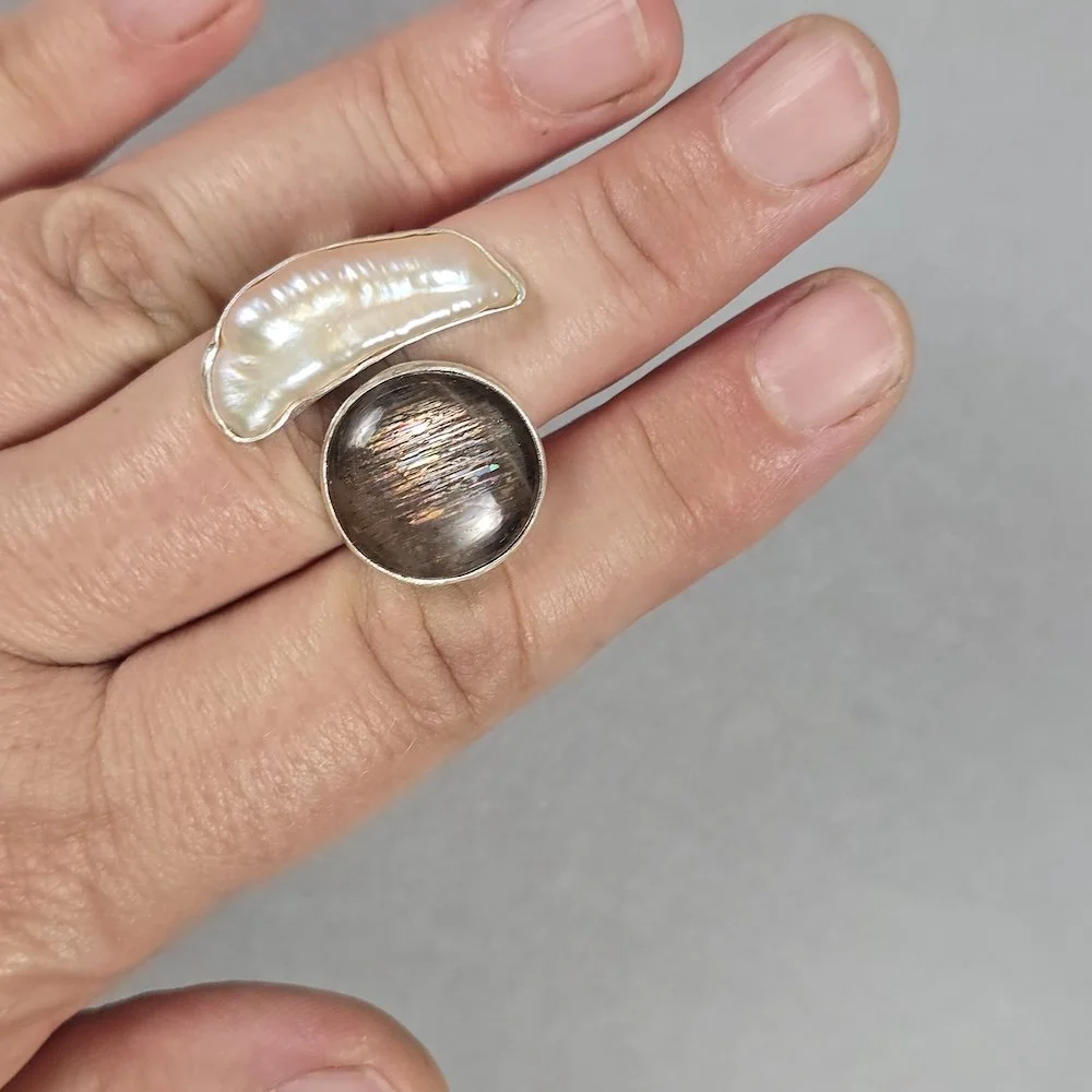 wraparound-ring-rainbow-sunstone-biwa-pearl-hand.jpg