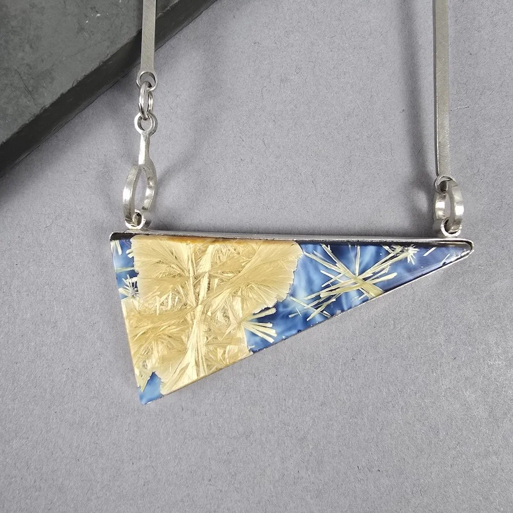 bezel-necklace-bridewell-stone-close.jpg