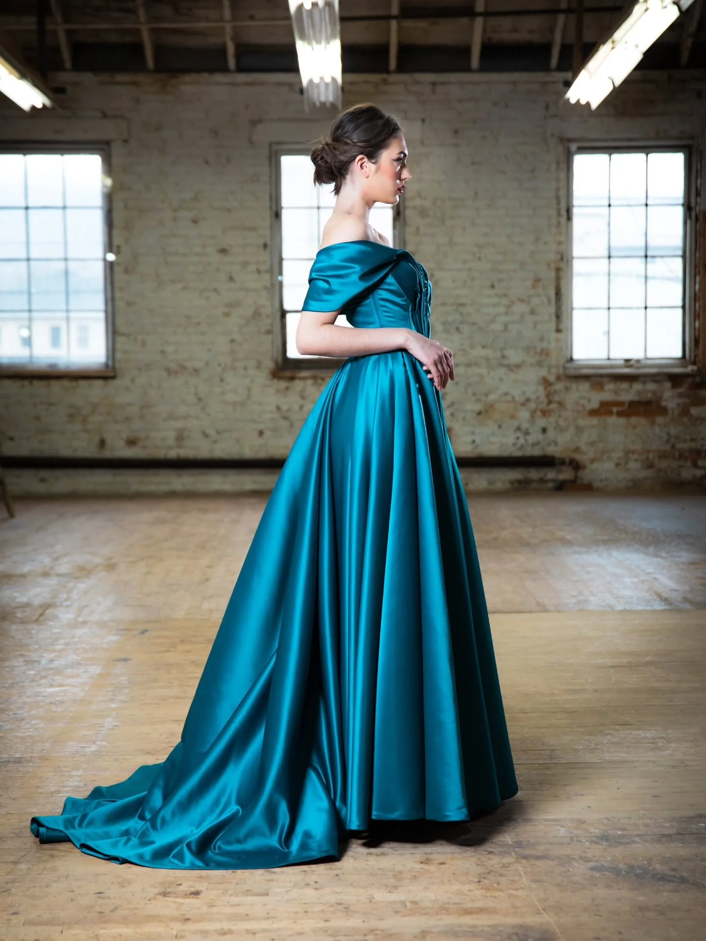 β¨ There’s something magical about evening gowns — the way the fabric moves, the way the light catches each detail, and how they instantly transform the moment into something unforgettable.
An evening dress isn’t just attire —