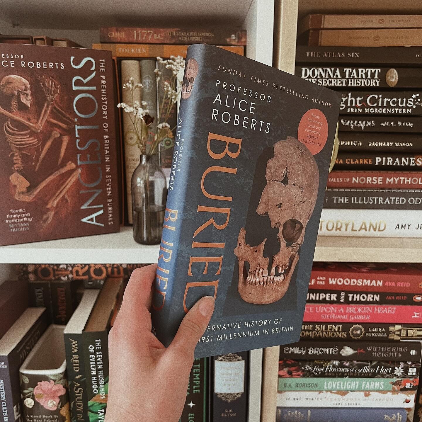 ★★★★☆ &mdash; another wonderful book from @prof_alice_roberts highlighting stories of the dead in Britain, and what bones and burials can tell us about past people. 

Full review on my blog 🏺

Buried: An Alternative History of the First Millennium i