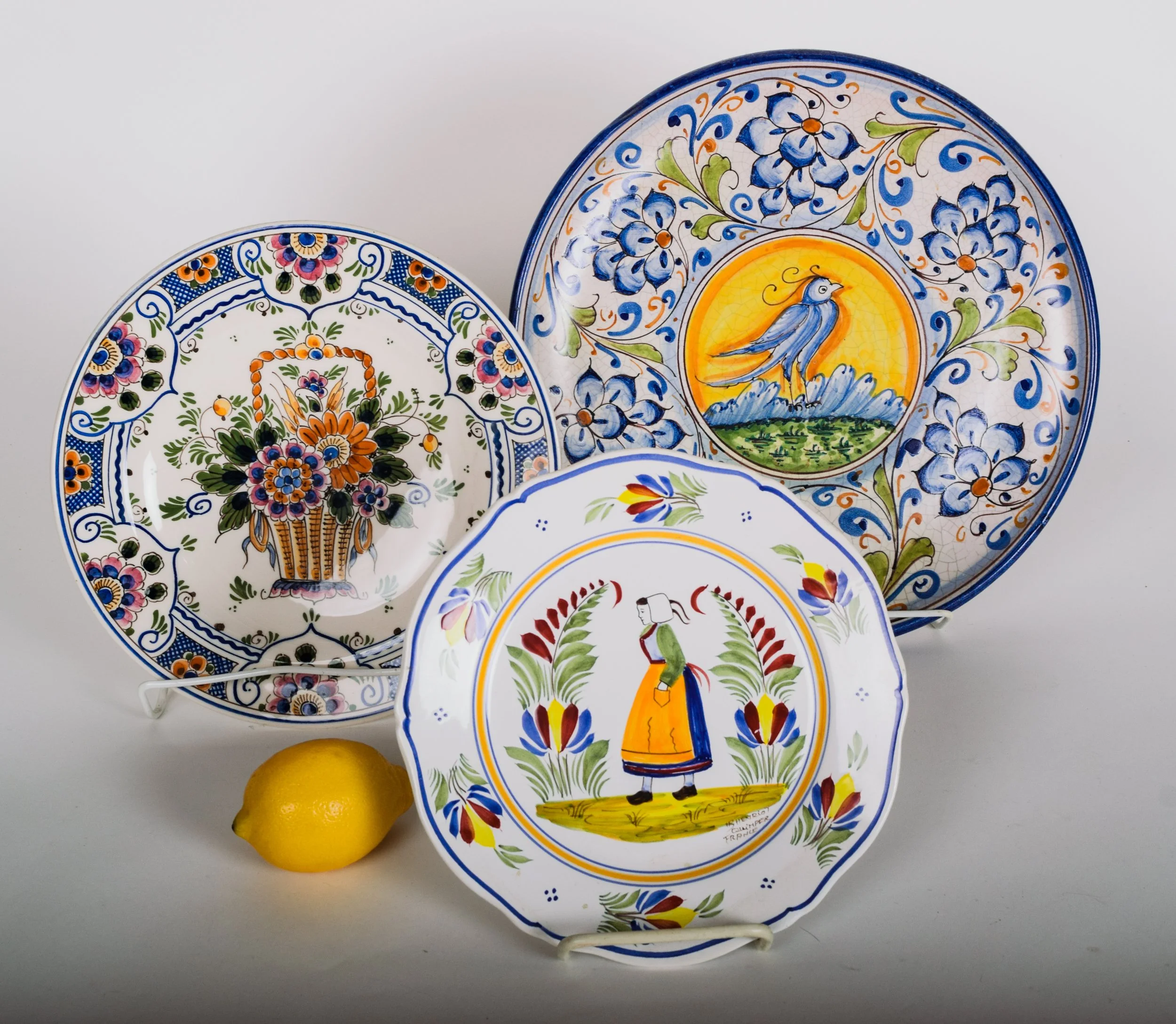 Round_Majolica_Dishes_1.jpg