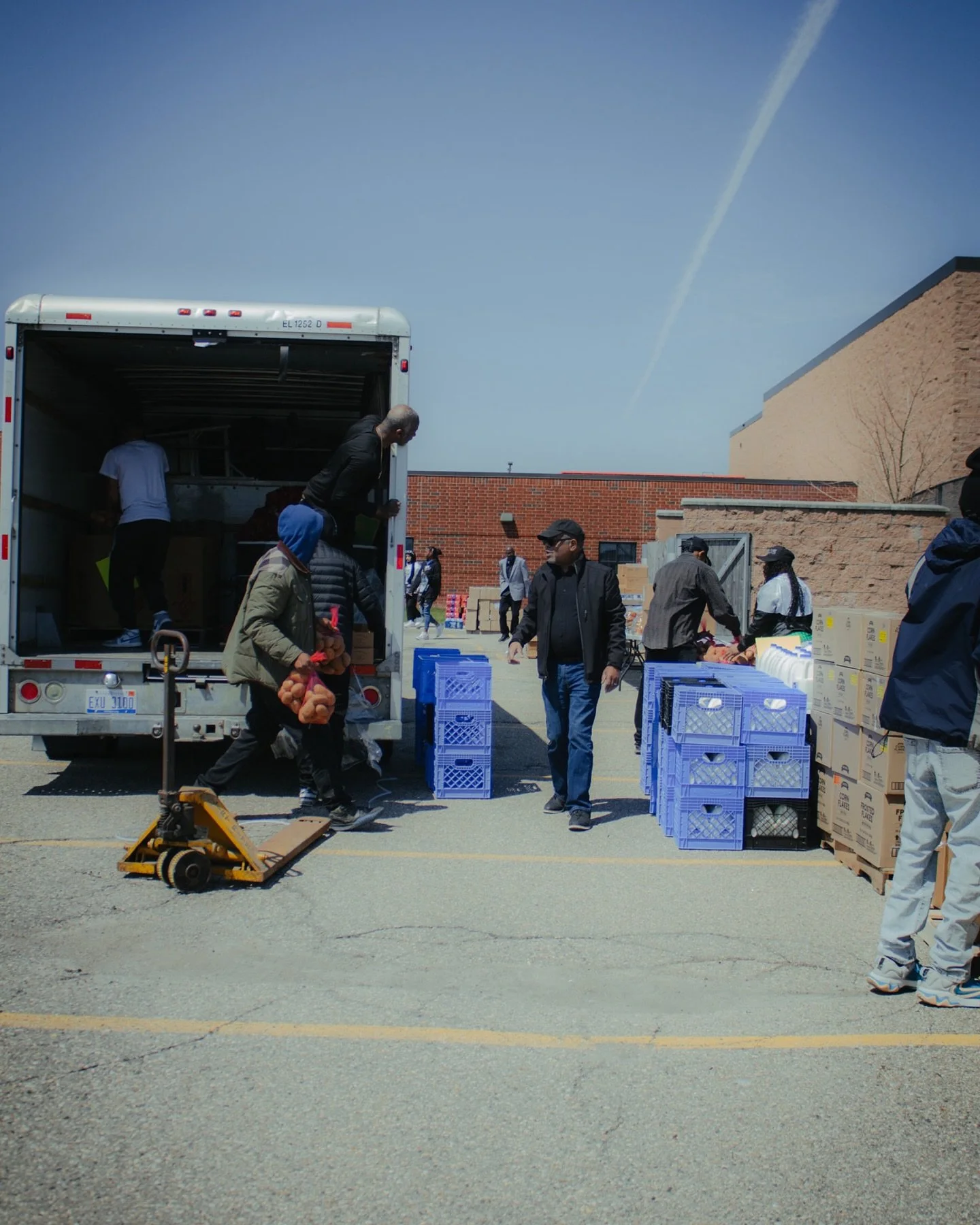 Food + clothing drive hosted by @destinedforgreatness313. This was a beautiful community event 🌞
.
.
.
#WhealthyMedia