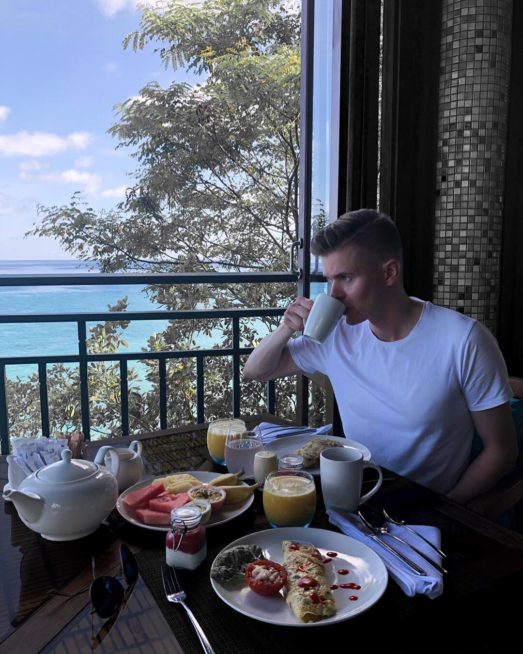 Brekkie views 📍 @hiltonnortholme 🖤 Swipe for Seychelles vid! 👉
.
🎵 Kolaramma Road - Roral Ceef.
___________________________________#coffeetime #blvck #beautifulhotels #breakfastwithaview #hiltonnortholme #seychelles #visitseychelles #ootdfinland 