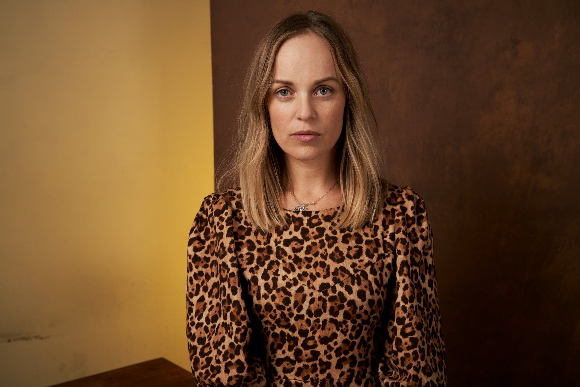 friederike-kempter-schauspielerin-portrait-leopardenkleid-nahaufnahme-berlin-koszki.jpg