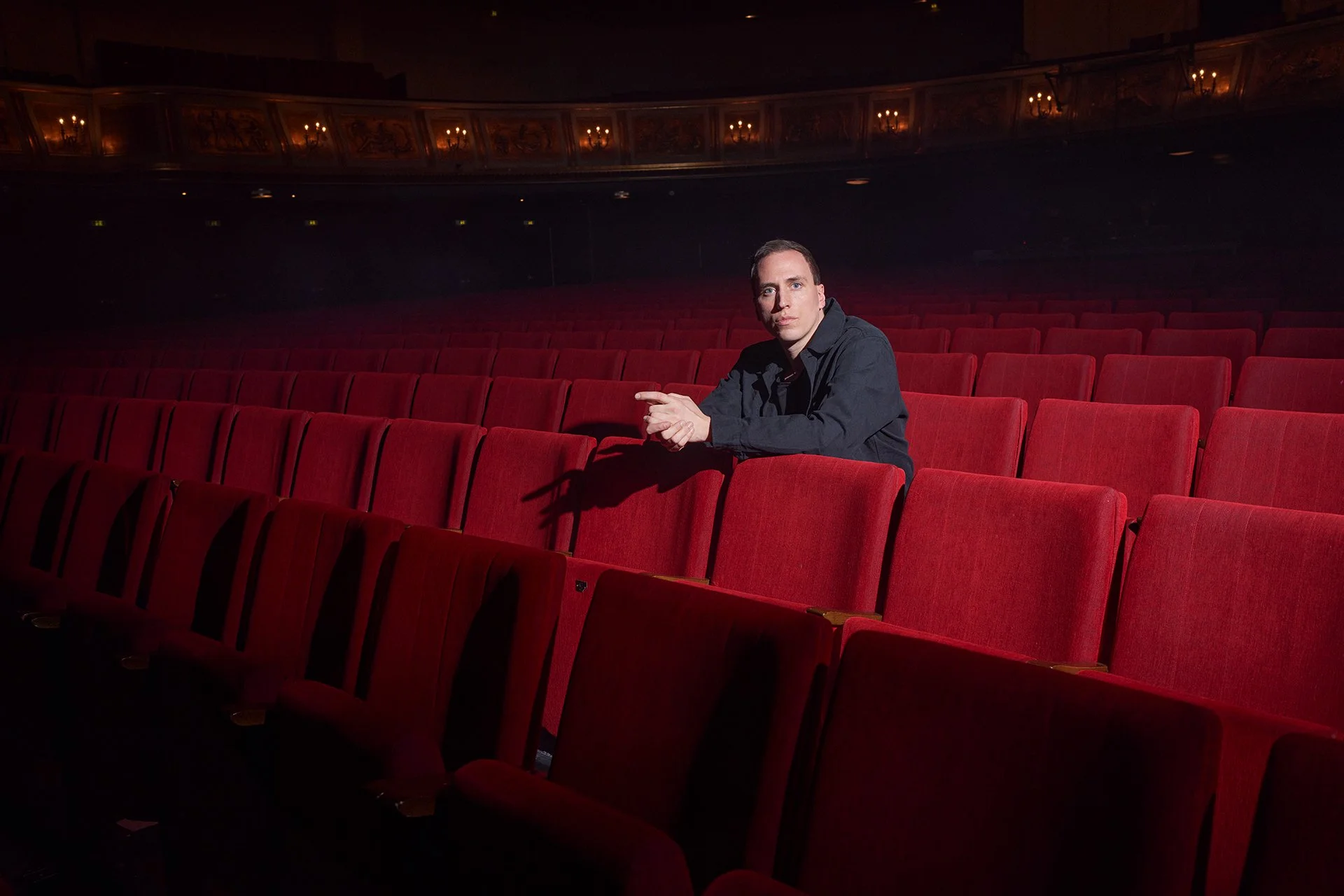 Künstlerportrait von Martin Kohlstedt in der Philharmonie Berlin, ausdrucksstarke Portraitfotografie für Musiker und Presse.