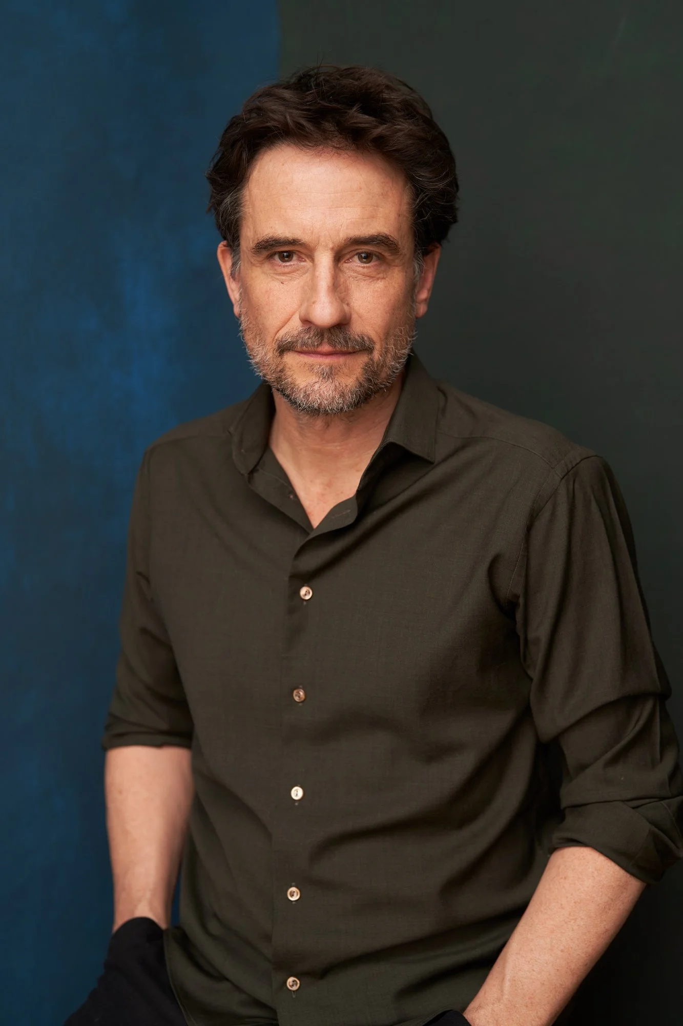 oliver-mommsen-schauspieler-studioportrait-gruenes-hemd-stehend-berlin-koszki