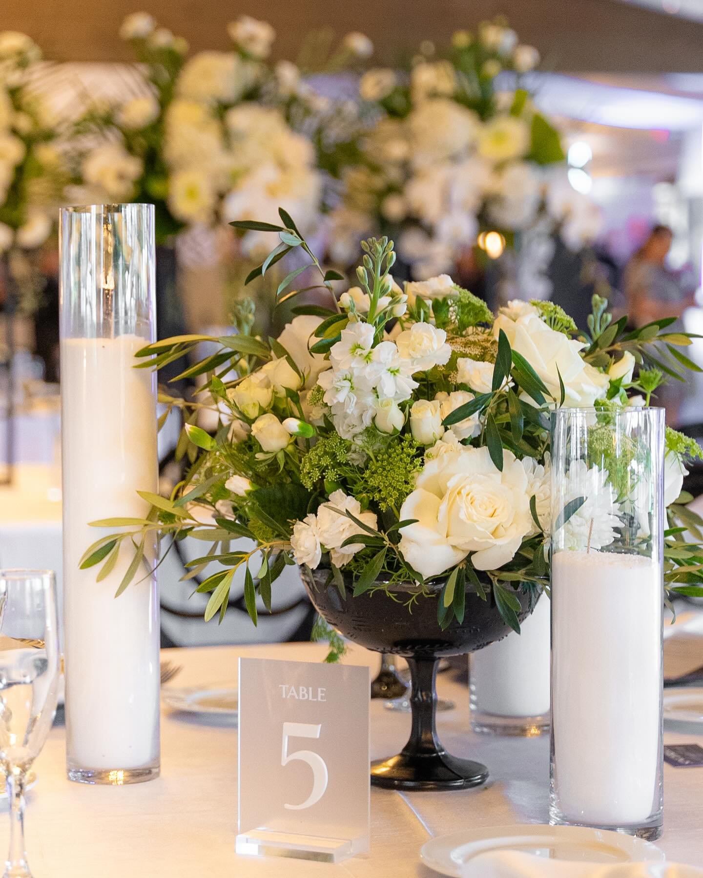 Timeless, elegant, and classic. We loved creating this for @mountainmeadowsevents wedding show🤍
Click the link below to inquire with our creative team👇🏻
www.tuttabellaflorist.com/estimate 
&bull;
&bull;
&bull;
#wedding #weddingvenue #weddinginspir