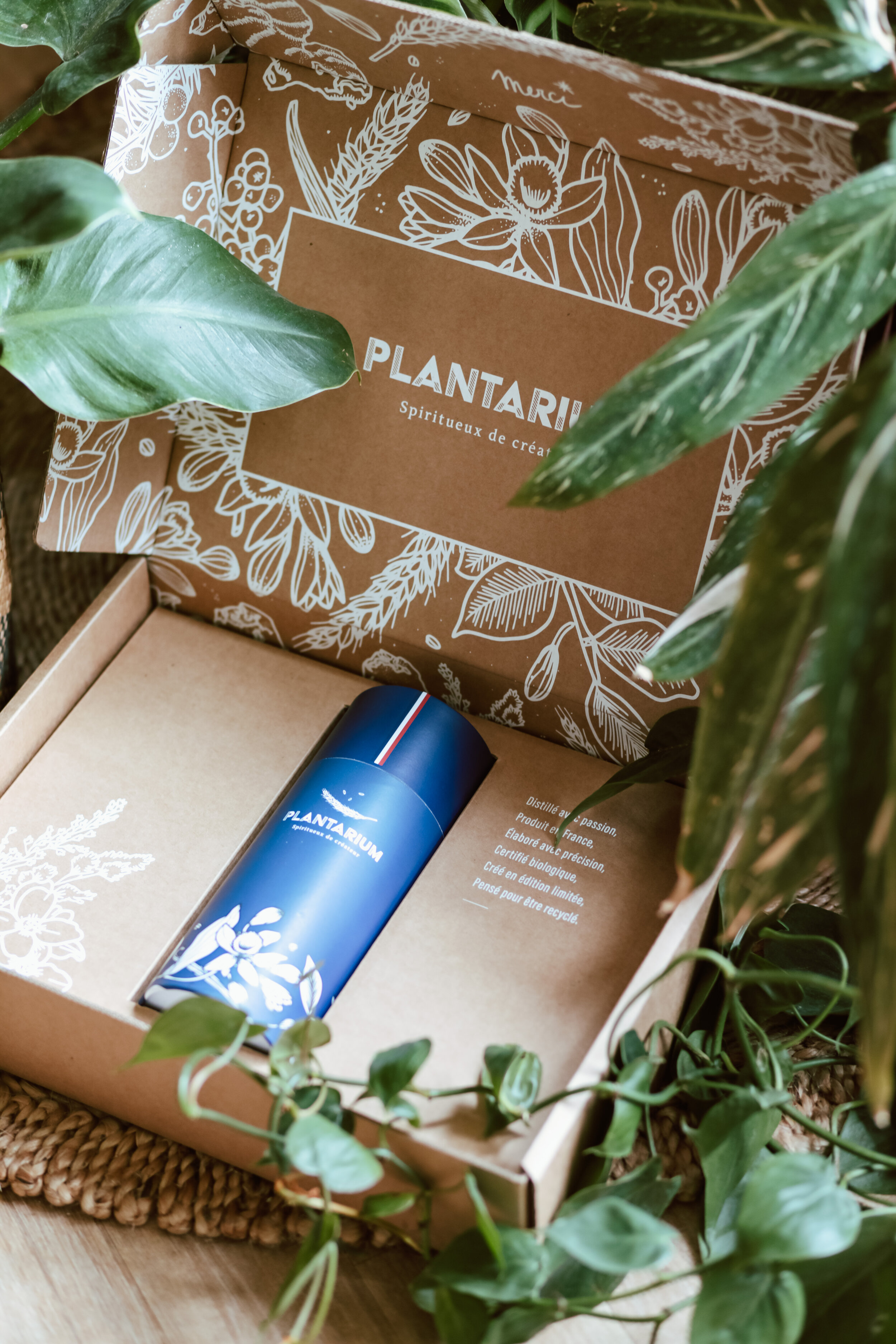 Une bouteille de vodka plantarium dans son étui au sein d'un coffret recyclable au message personnalisable.