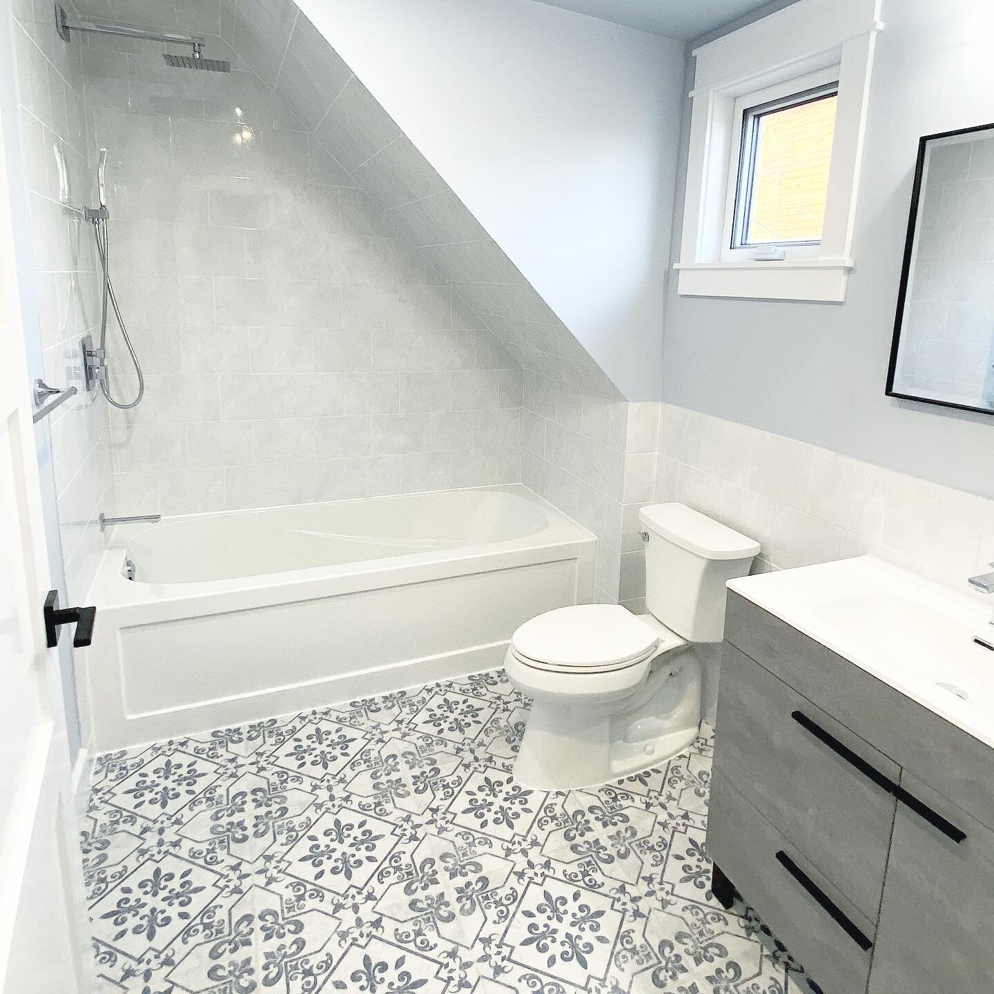 It&rsquo;s the weekend! Time for a bubble bath and some rest and relaxation 🛁

Ps. Can you believe this bathroom is in a laneway house? No compromise on amenities here 👌🏼

#lifeofacontractor #homereno #customhomes #builditbetter #reno #renovation 