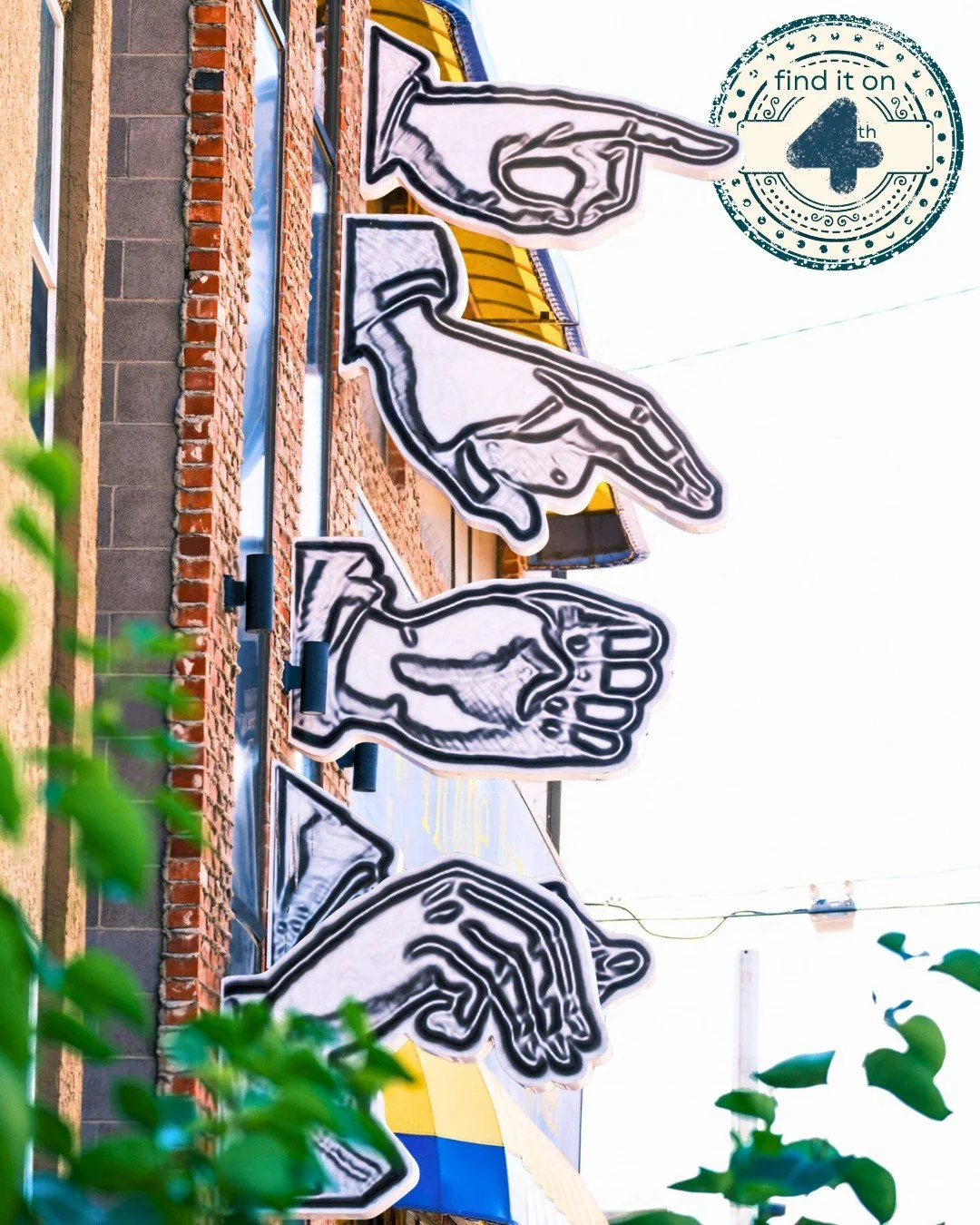 #FindItOnFourth: &lsquo;Hand Signals&rsquo; by Derek Michael Besant 👋
Comprised of six hand gestures pointing towards the street, the hand group together to sign &lsquo;DREAMS&rsquo; in ASL (American Sign Language) 🤯
You can catch a glimpse of &lsq