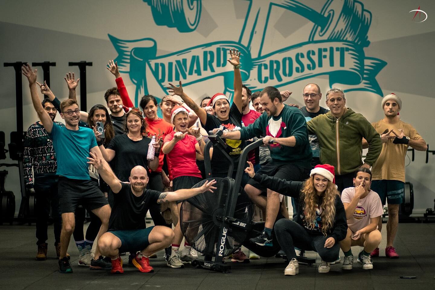 🎄 Naughty or Nice ? 🎄
Merci &agrave; tous pour ce super WOD de No&euml;l, hier soir, 365 reps en sapin de No&euml;l pour bien pr&eacute;parer le r&eacute;veillon ! 

&Agrave; jeudi, 19h pour le WOD de la St Sylvestre 😈 🎆 

🟢 Nous restons ouverts