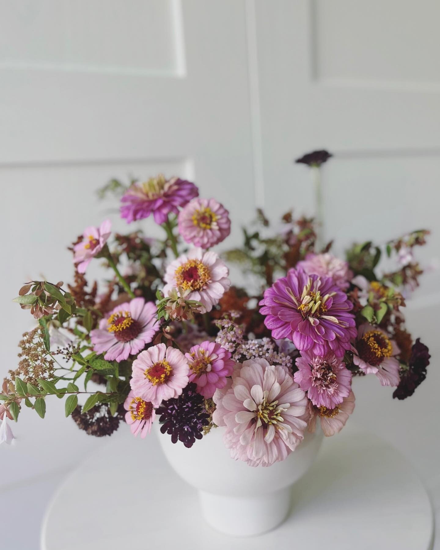 NEAPOLITAN 🌸🤎
Layers of strawberry and chocolate for fall🍁

#floraldesign 
#farmfreshflowers 
#seasonalflowers 
#flowerarrangement