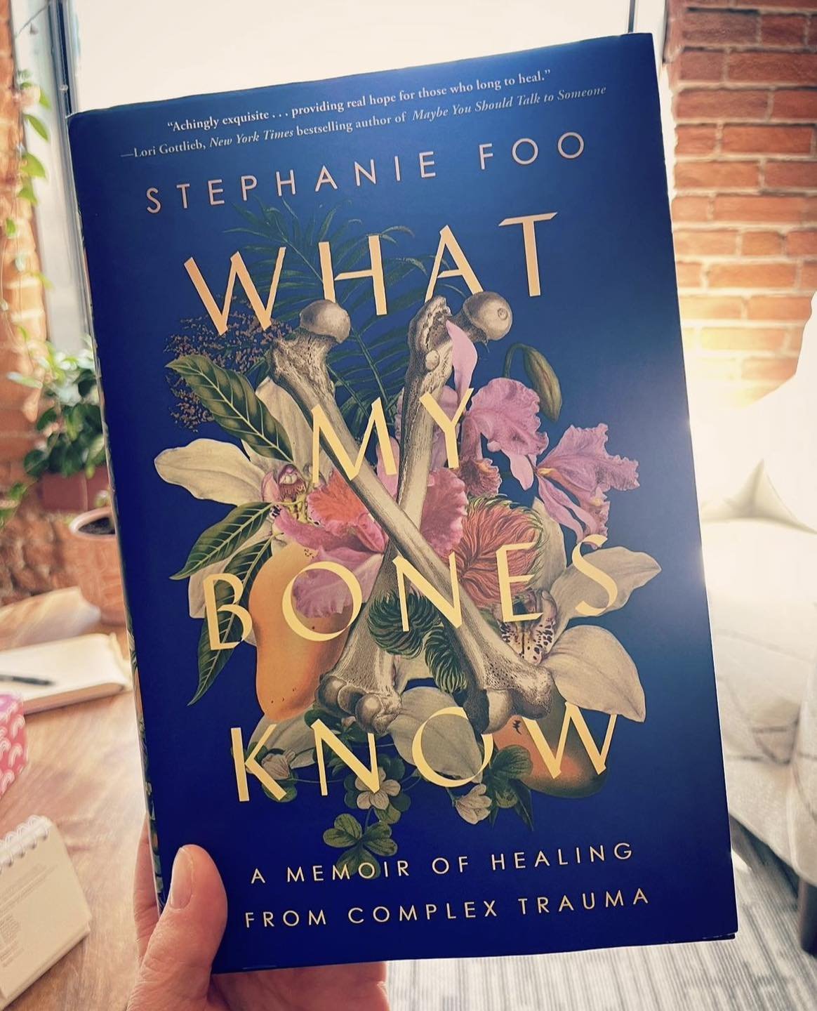 Another must read recommendation in honour of Asian Heritage Month 📣
.
Check out: What My Bones Know by Stephanie Foo
.
In this deeply personal and thoroughly researched account, Foo interviews scientists and psychologists and tries a variety of inn
