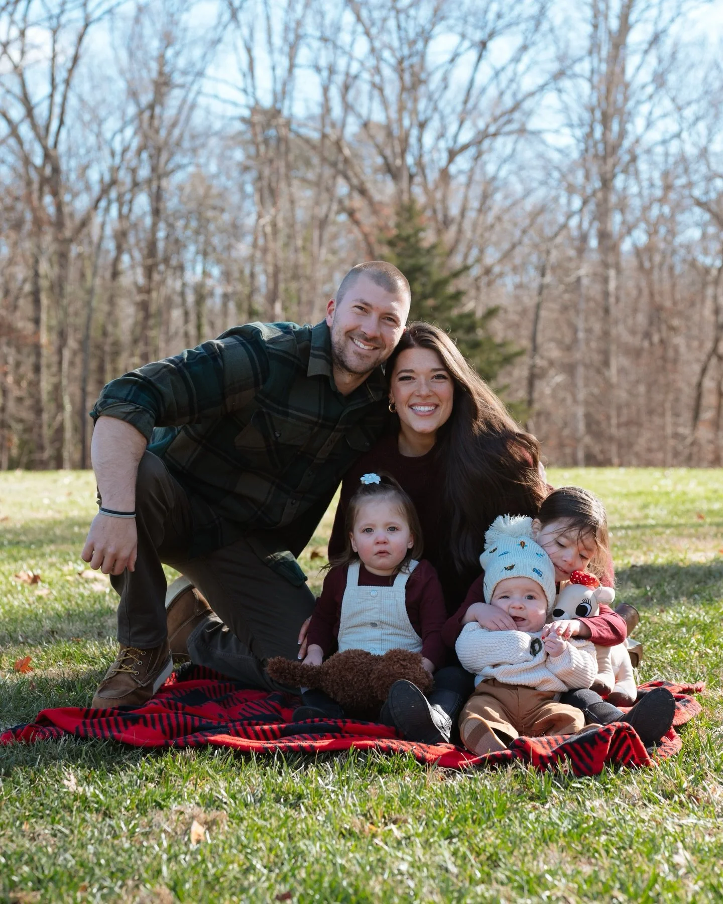 Finally sharing my last family session of 2025, and it couldn&rsquo;t have been a sweeter one. So much love, laughter, and connection in these moments 🤍
.
.
.
.
#ncphotographers #ncfamilyphotographer #familyphotoshoot #winstonsalemphotographer #gree