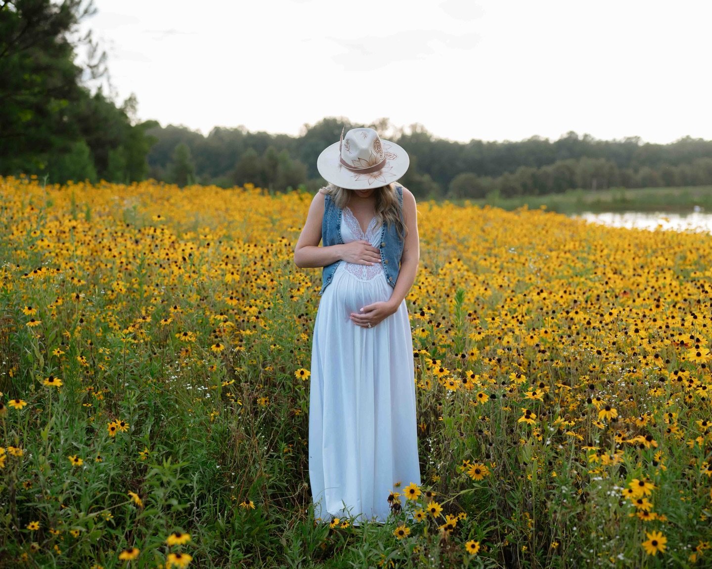 It&rsquo;s not Thursday for a #tbt or Friday for a #fbf, so I&rsquo;ll just post this bc spring is in the air &amp; I&rsquo;m ready for some flower field photoshoots!! 🥰🥰🥰

#maternityphotosession #ncmaternity #ncmaternityphotographer