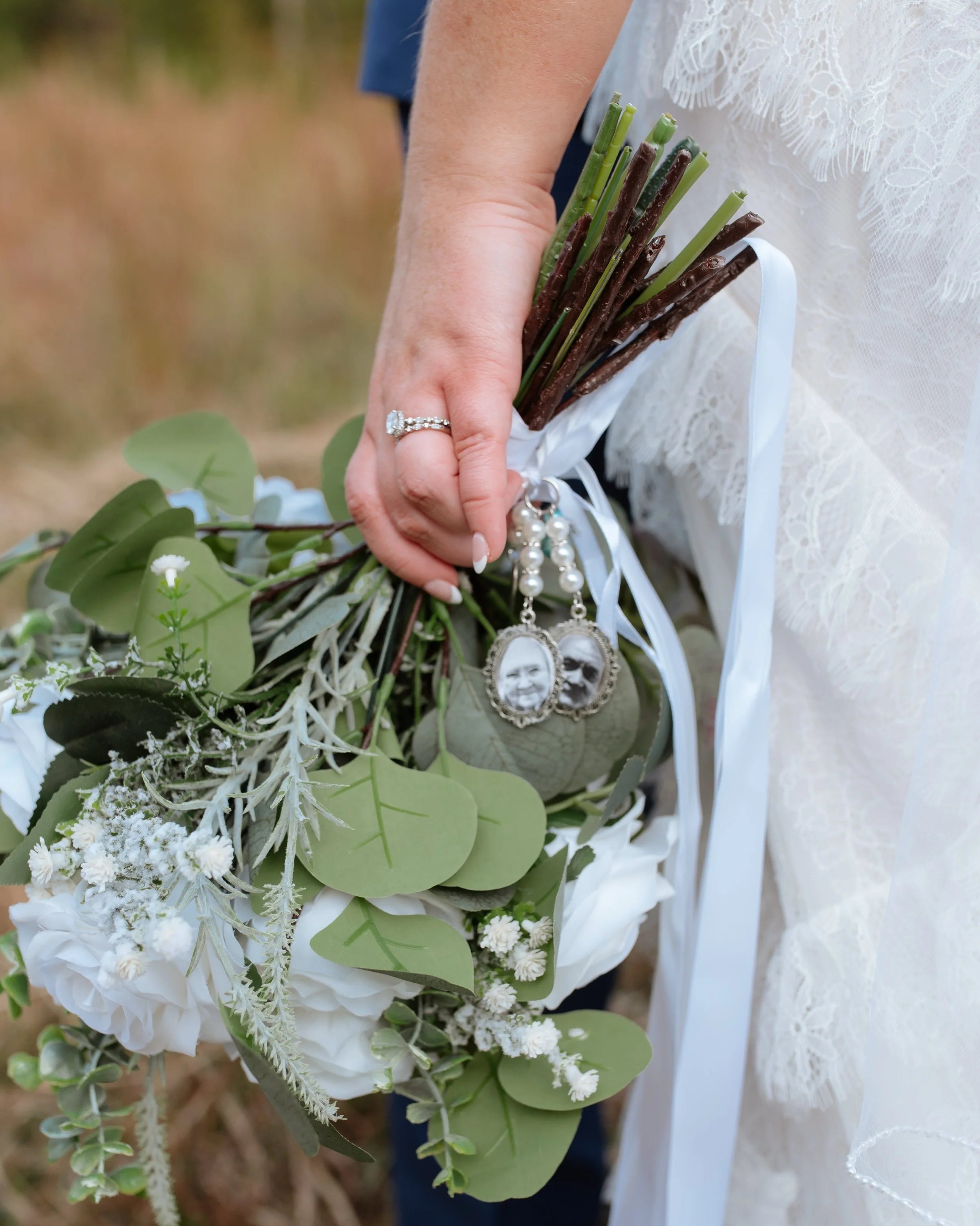 Tuesday feels a little softer with wedding florals 🤍
.
.
.
#WeddingPhotography #BrideDetails #NCWeddingPhotographer #WeddingInspiration #BluePhotographyNC