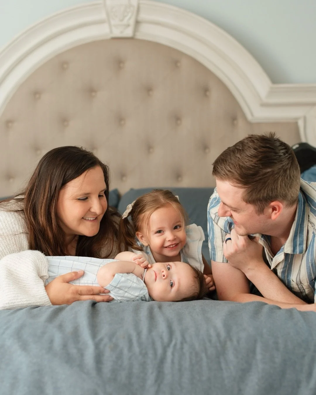 A few moments from a sweet family session while I was in Florida. ☀️🌴
.
.
.
#familyphotographer #flfamilyphotographer #flphotographer