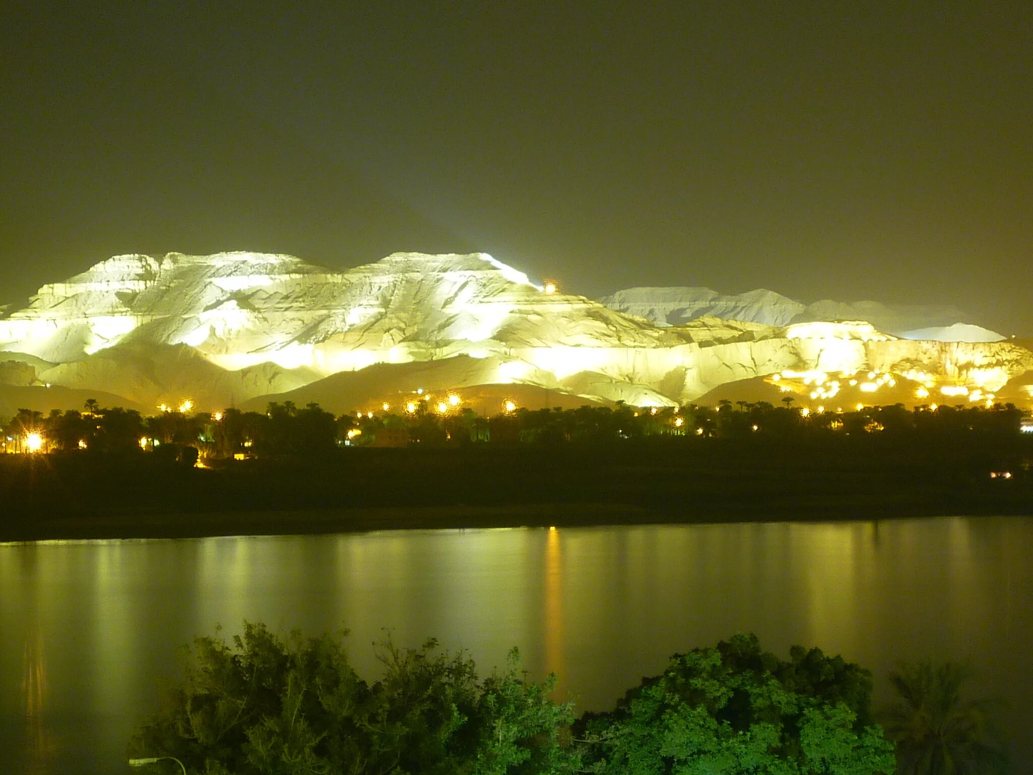 Valley_of_the_Kings_at_Luxor_by_night_-_panoramio.jpg