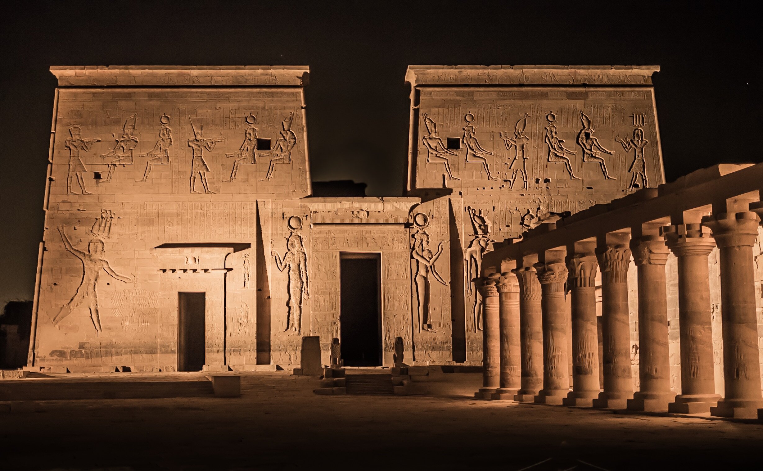 Philae_temple_at_night.jpeg