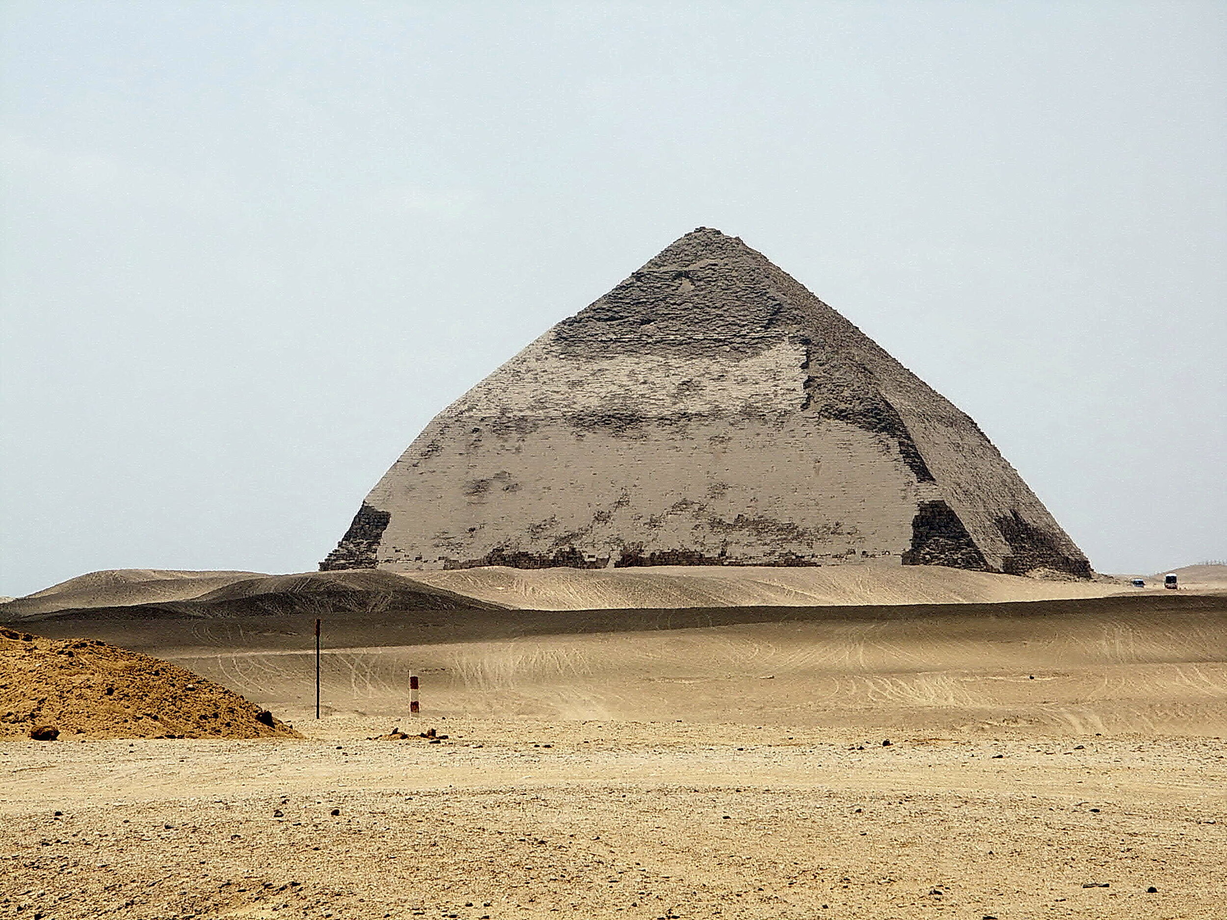 Bent_Pyramid_曲折金字塔_-_panoramio (1).jpg