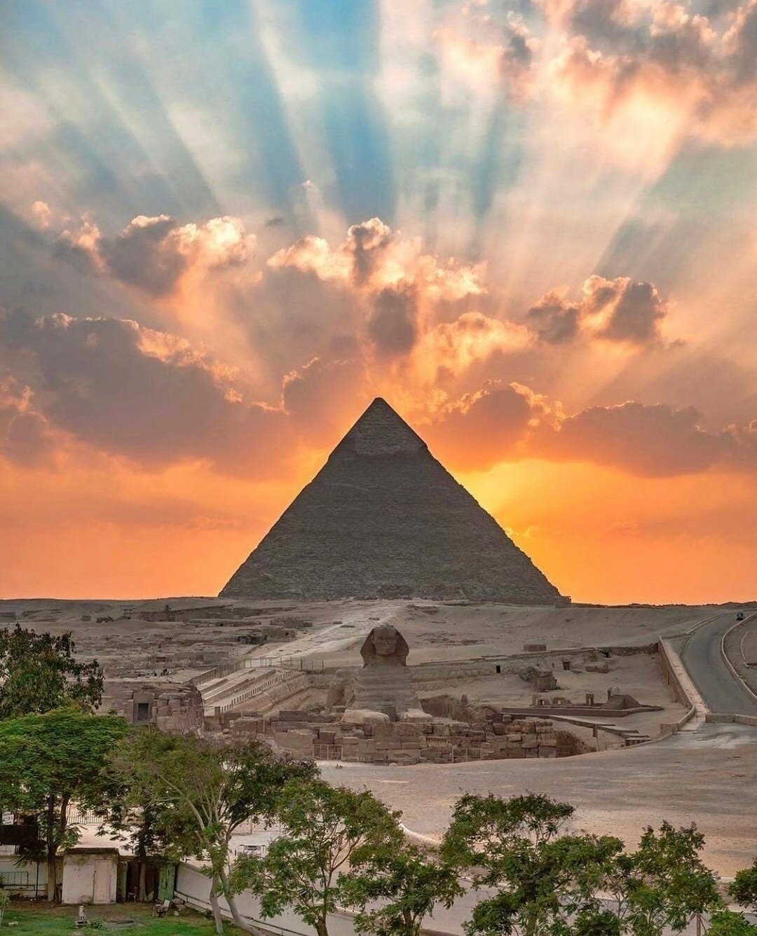 Have you ever gotten out of bed to a view like this one? Only in #Egypt! 😍 🇪🇬⁠
⁠
Each year, millions of people continue to visit the pyramids, drawn by their towering grandeur and the enduring allure of Egypt's rich and glorious past. ⁠
⁠
 @expoeg