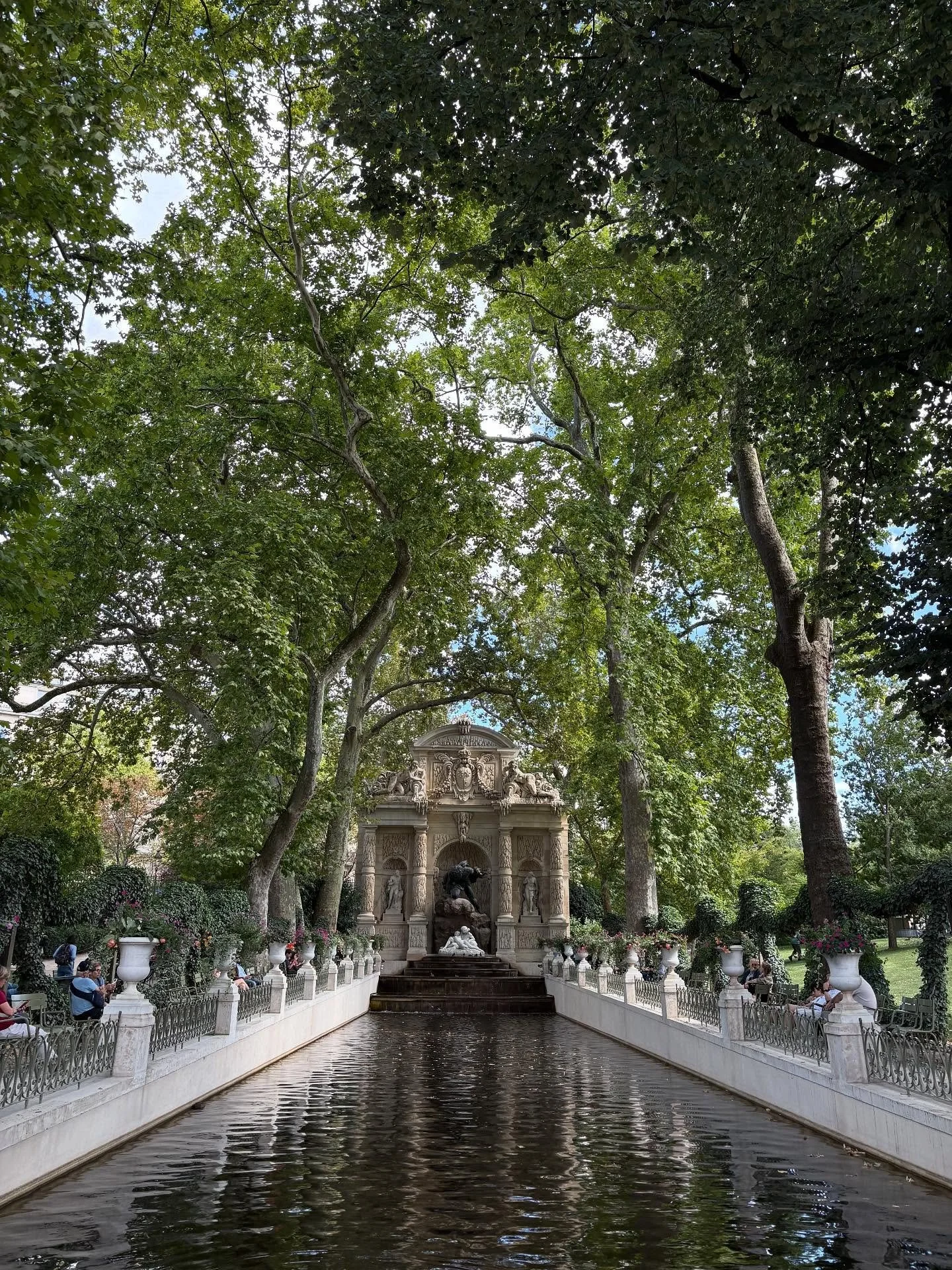 &ldquo; I enjoyed walking around my old stomping ground,&rdquo; #jardindeluxembourg #closeriedeslilas