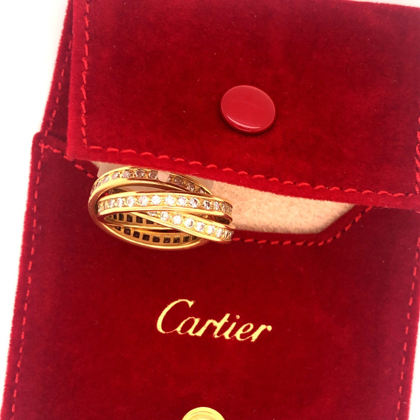✨Stepping into this work week with this beauty‼️ This Cartier Diamond Trinity Band 💍 just dropped on our site, go to our Bio to get a closer look‼️
.
.
.
#cartier #18kgold #cartierdiamondband #showmeyourrings #instajewelry #estatejewelry #weddingban