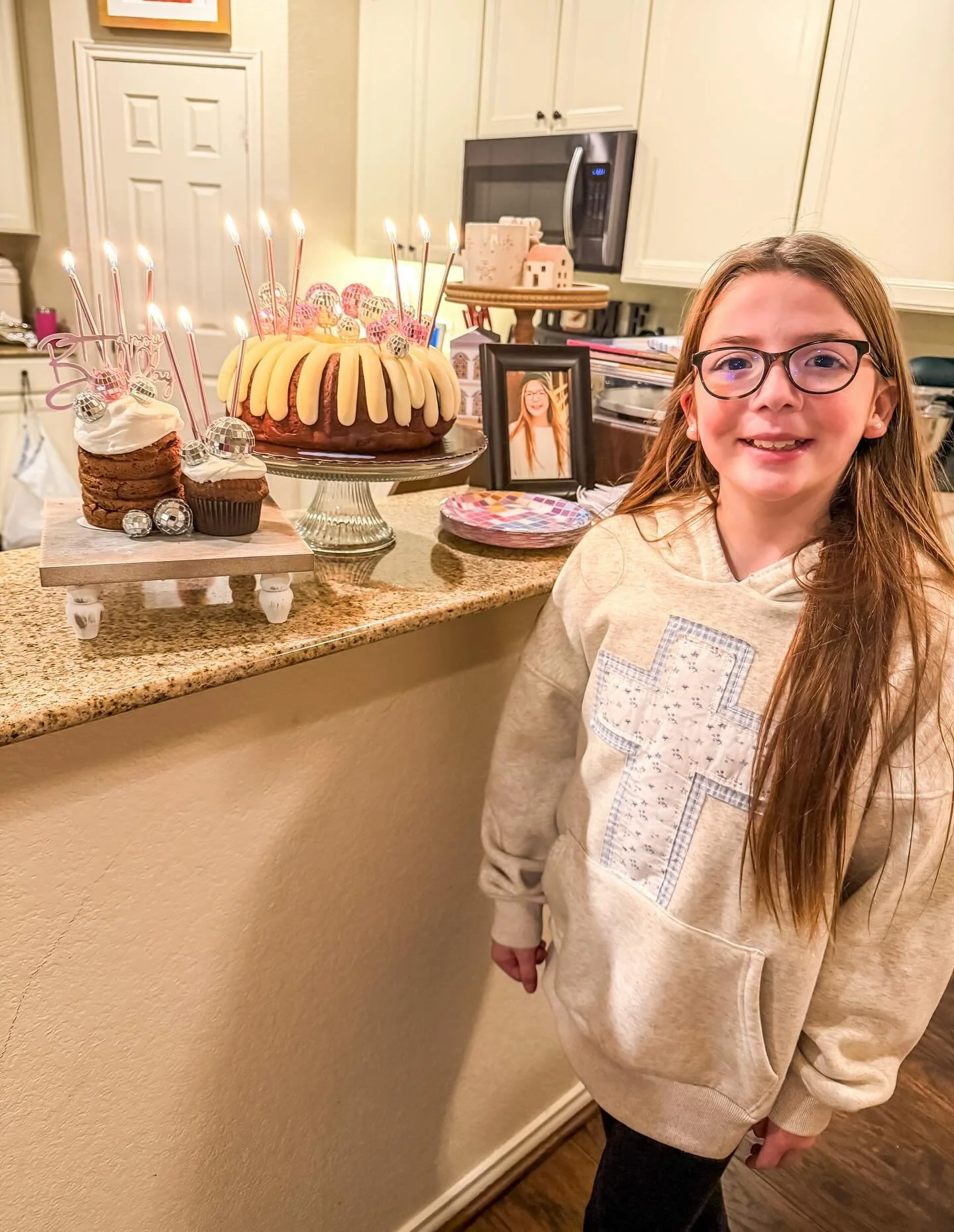 We had the best time celebrating the girl that brings all the sparkle and shine to our world!! Her only wish was for her little cousins to come, and she got a little bonus when her favorite artist showed up too!! So glad @artistluissottil was in town