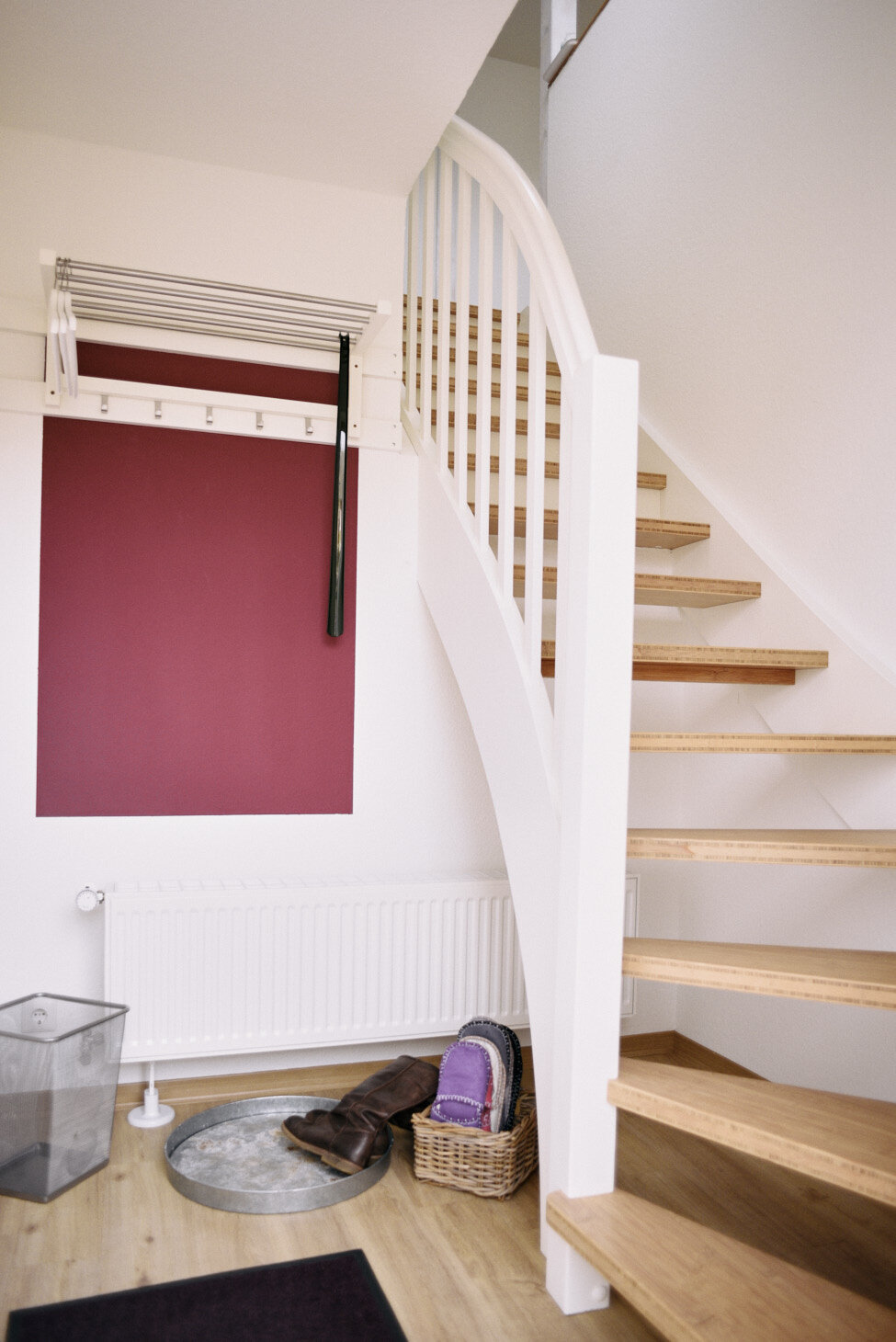 Eingangsbereich mit Treppe Praxis für Osteopathie Angela Schubert.jpg