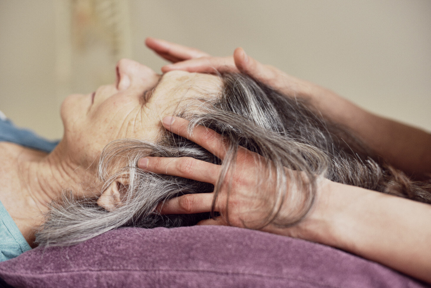 Behandlung Kopf Praxis für Osteopathie Angela Schubert.jpg