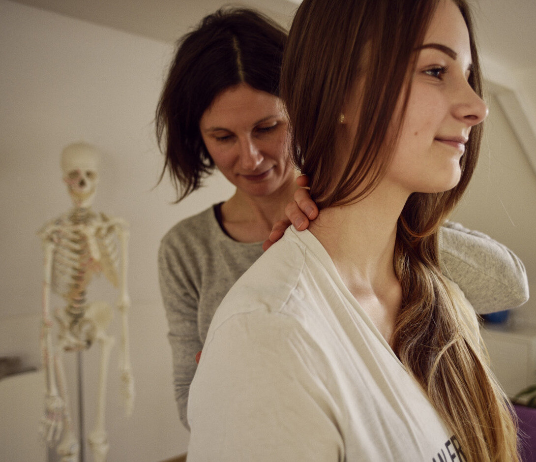 Untersuchung Wirbelsäule Praxis für Osteopathie Angela Schubert.jpg