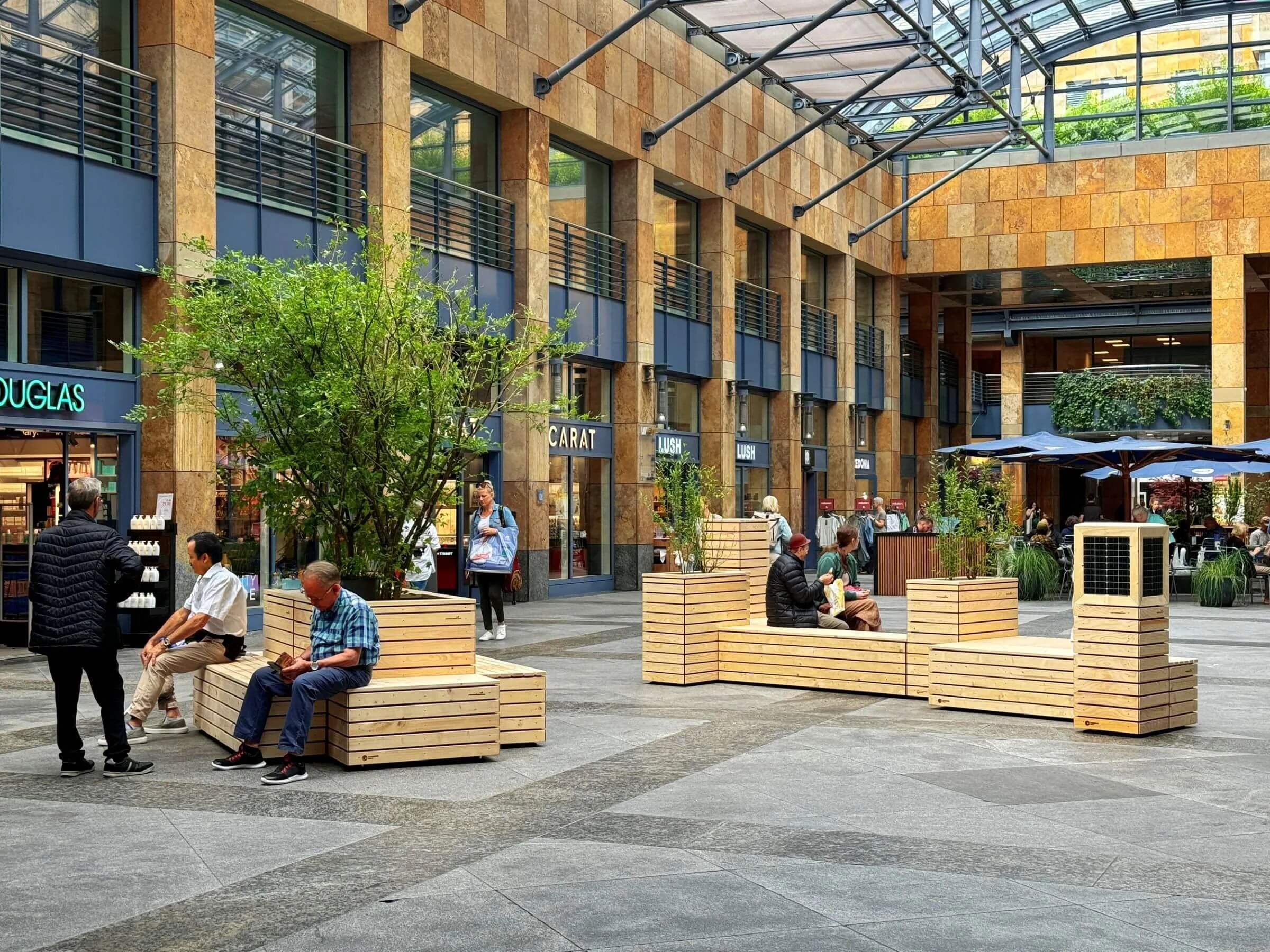 Modulare PopUp-Piazza-Sitzinsel mit Begrünung im Einkaufszentrum Metalli in Zug
