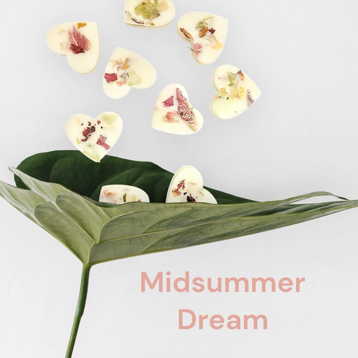 This new blend is one of my absolute favourites! 

Midsummer Dream ✨

Let the scent of summer stir your soul&hellip;
A dreamy blend of essential oils designed to awaken joy, soothe the spirit, and carry your senses into golden hour.

🌸 Geranium brin