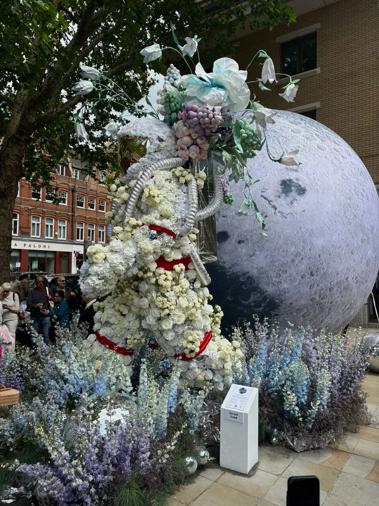 This week at &ldquo;Chelsea in Bloom&rdquo; 

The theme &ldquo;Out of This World&rsquo; transformed the King&rsquo;s Road and surrounding streets into a huge open air showcase of creativity, from zodiac inspired installations to some of the boldest f